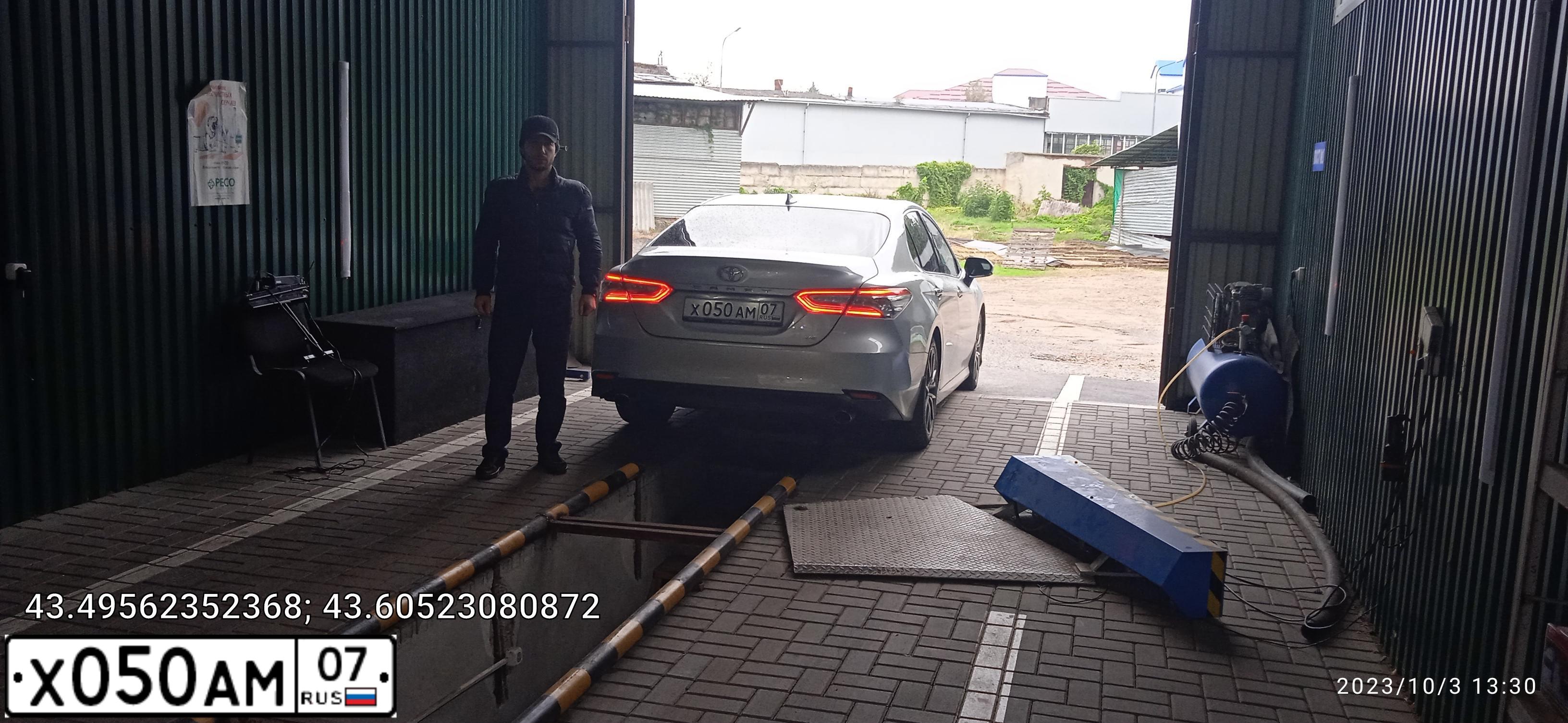 Фото автомобиля TOYOTA CAMRY, 2018 — госномер Х050АМ07. Цвет: СЕРЕБРИСТЫЙ МЕТАЛЛИК