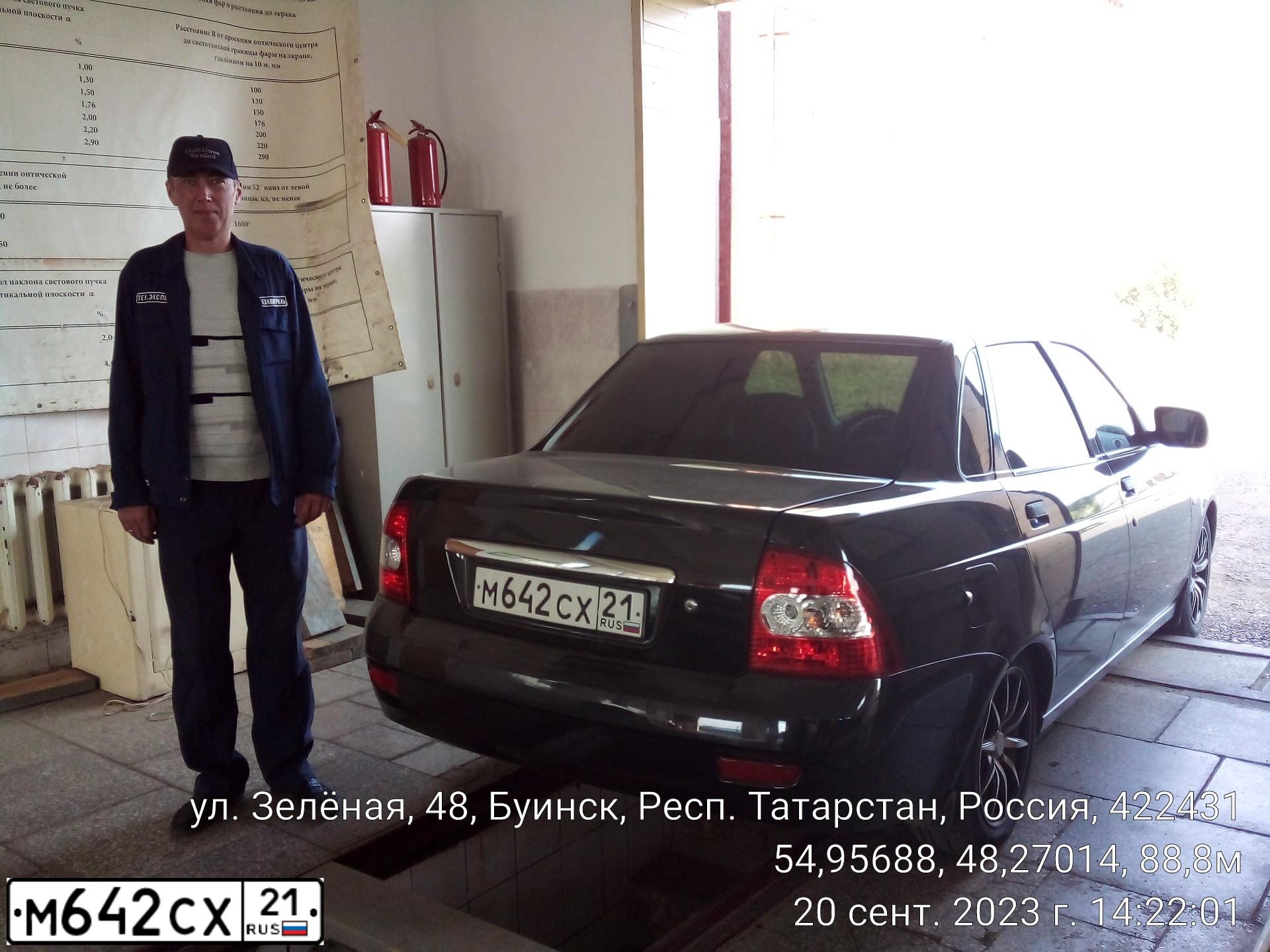 Фото автомобиля ЛАДА 217030 ЛАДА ПРИОРА, 2011 — госномер М672КУ21. Цвет: Сине-Черный