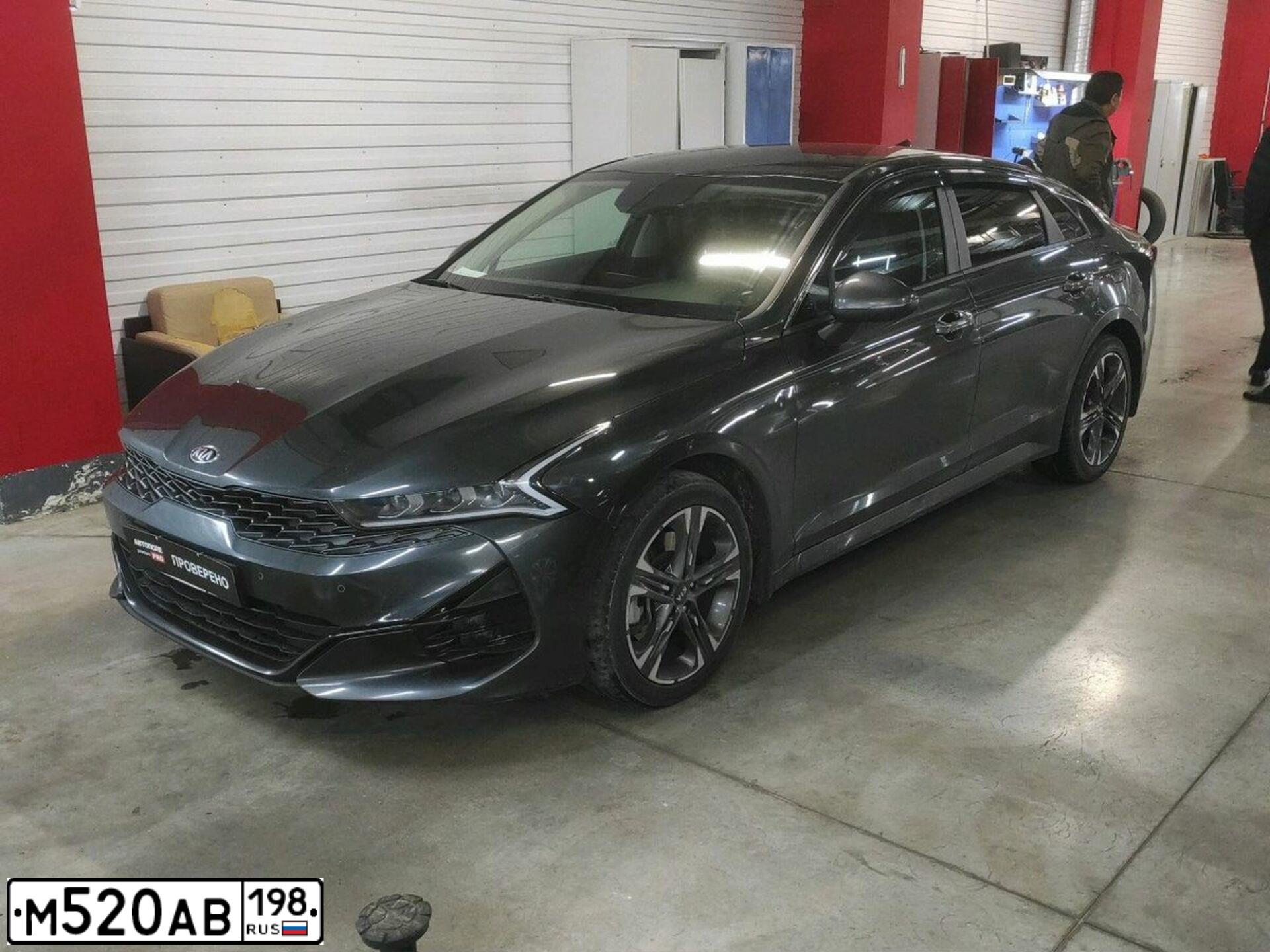 Фото автомобиля KIA K5, 2021 — госномер М520АВ198. Цвет: СЕРЫЙ