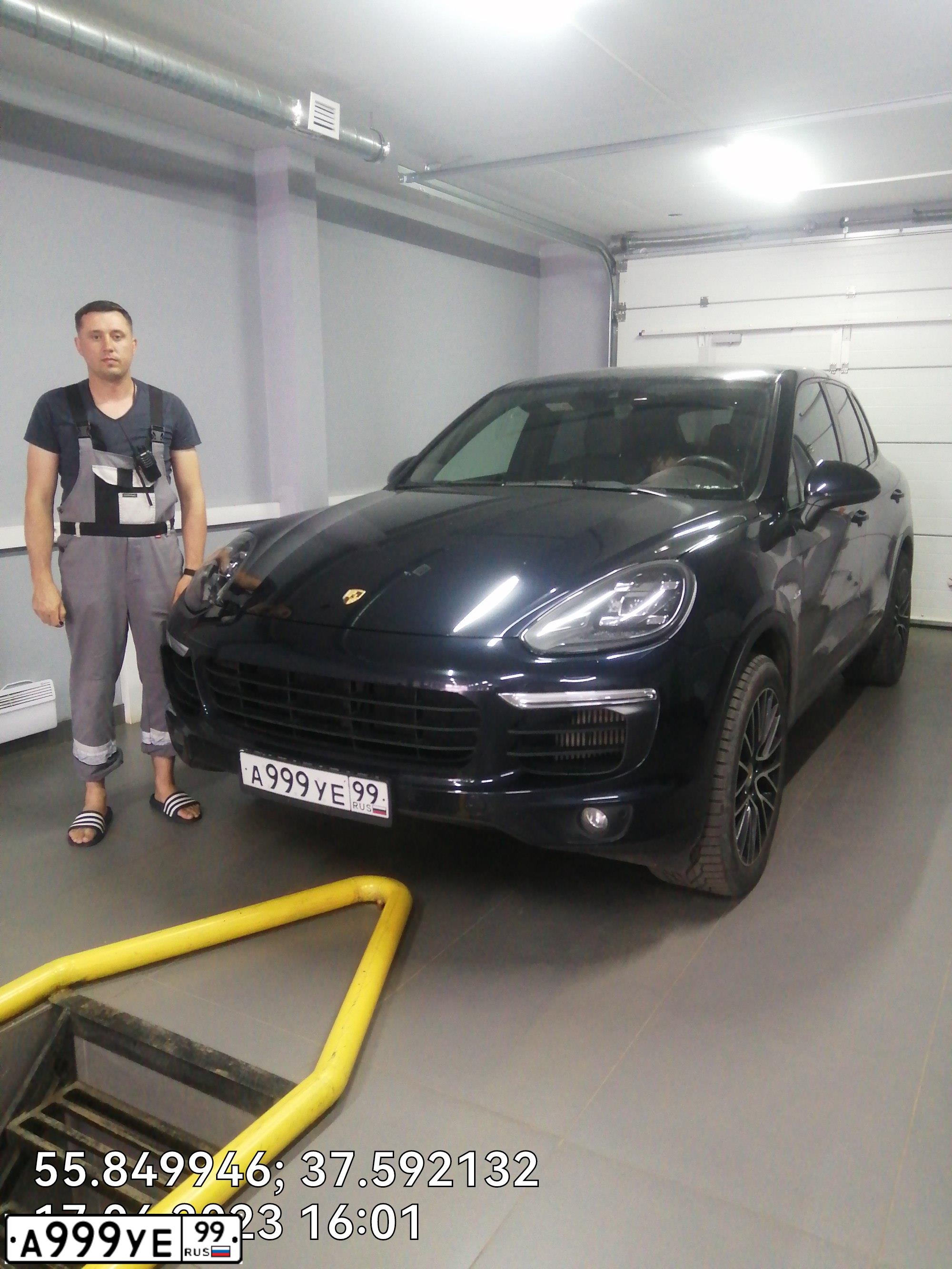 Фото автомобиля PORSCHE CAYENNE, 2015 — госномер А999УЕ99. Цвет: синий