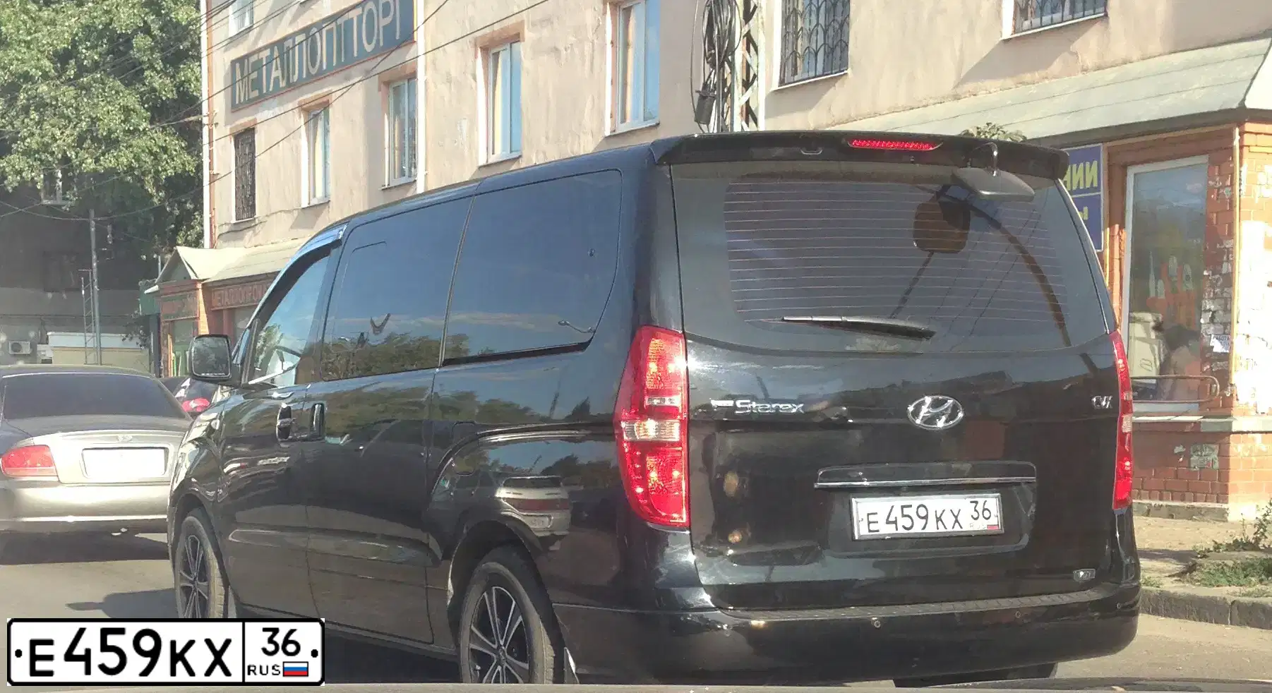 Фото автомобиля HYUNDAI GRAND STAREX, 2012 — госномер К200ТК134. Цвет: ЧЕРНЫЙ