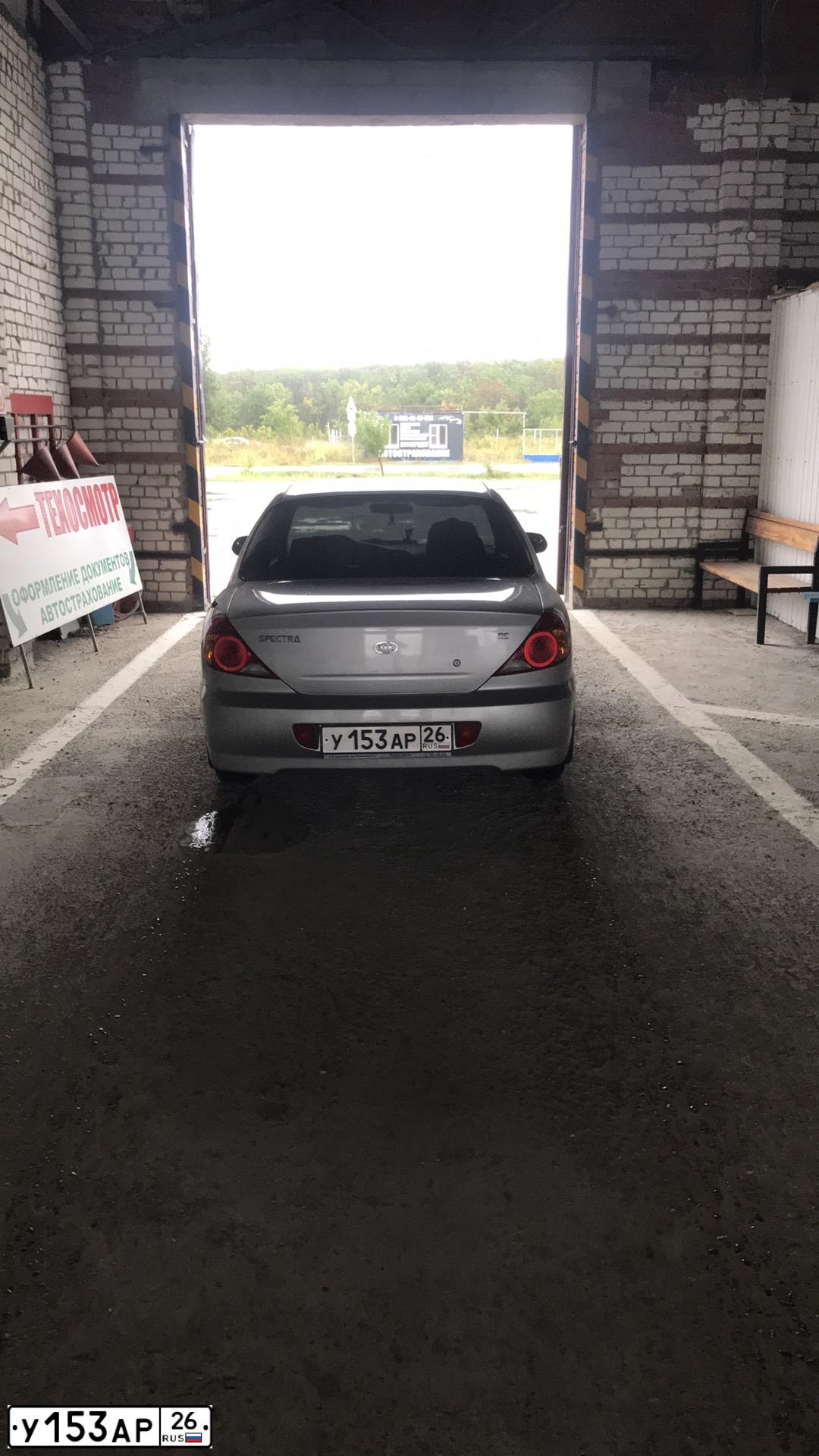 Фото автомобиля KIA SPECTRA, 2009 — госномер У153АР26. Цвет: АЛМАЗНОЕ СЕРЕБРО