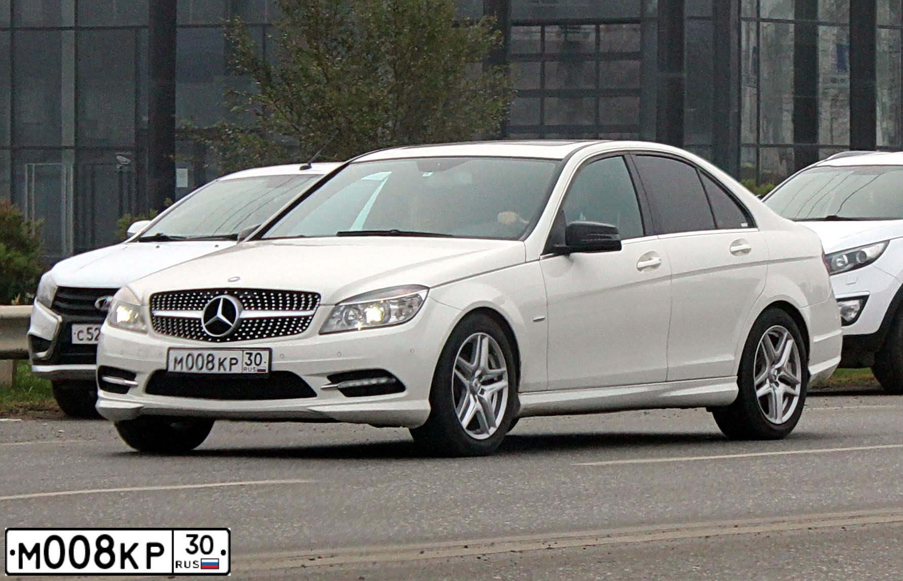 Фото автомобиля NISSAN TEANA, 2008 — госномер У371МС30. Цвет: Серебристый