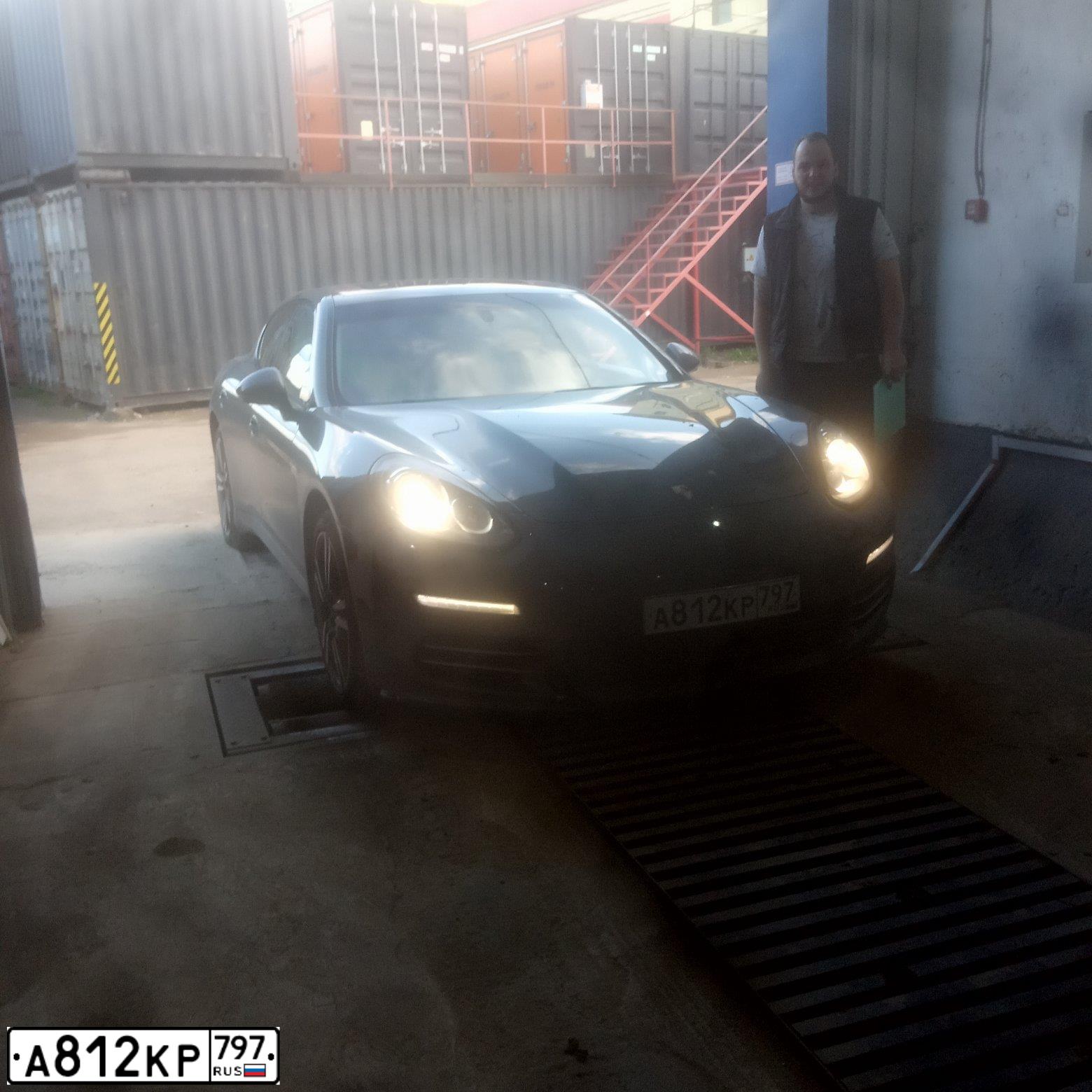 Фото автомобиля PORSCHE PANAMERA, 2013 — госномер А046СР156. Цвет: СЕРЫЙ