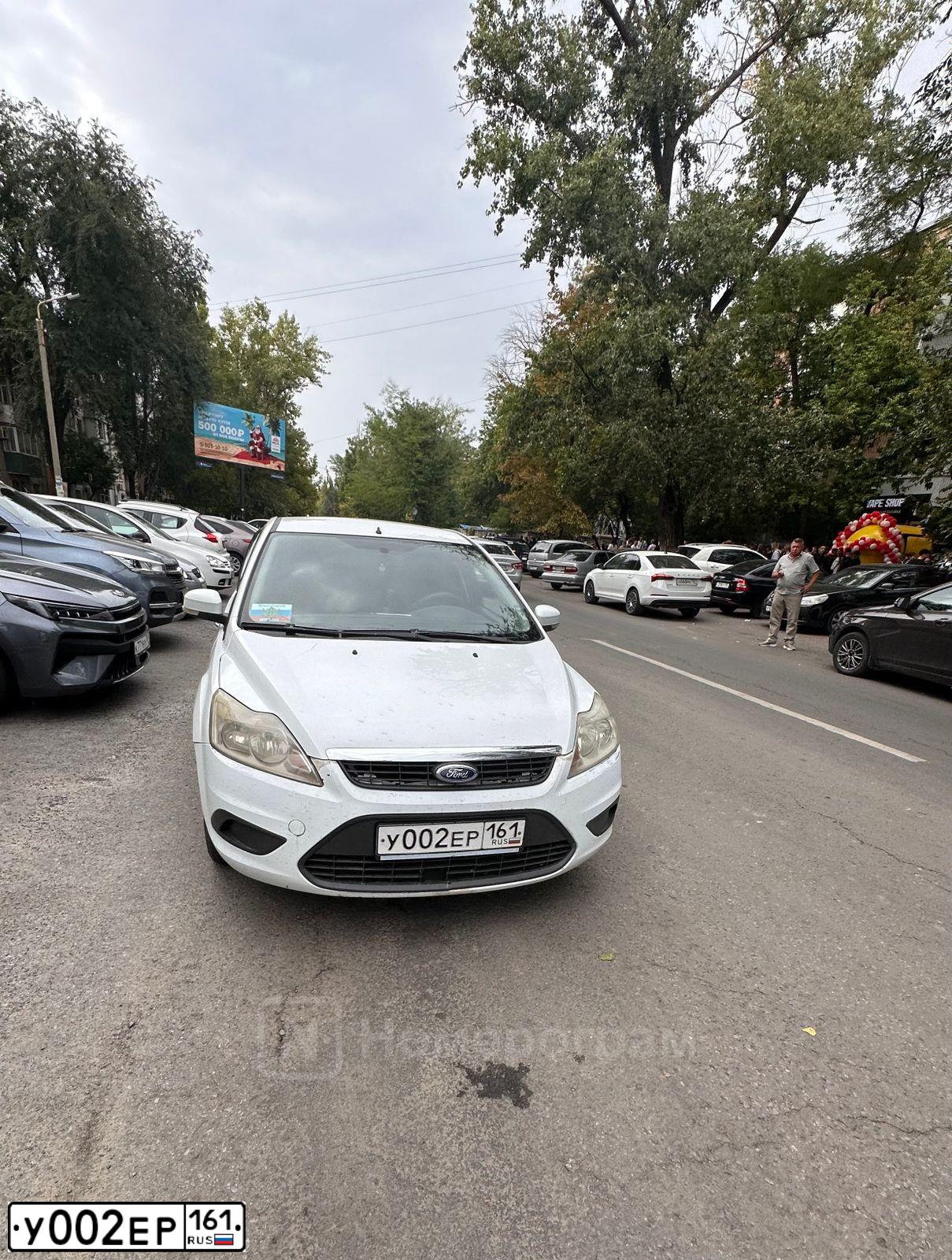 Фото автомобиля FORD FOCUS, 2009 — госномер У002ЕР161. Цвет: БЕЛЫЙ