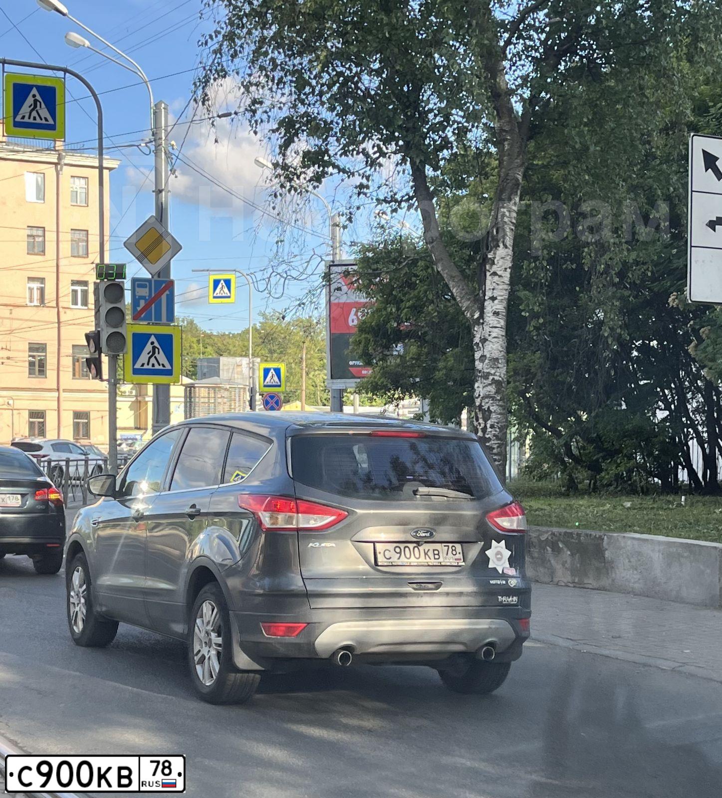 Фото автомобиля FORD KUGA, 2016 — госномер С900КВ78. Цвет: СЕРЫЙ
