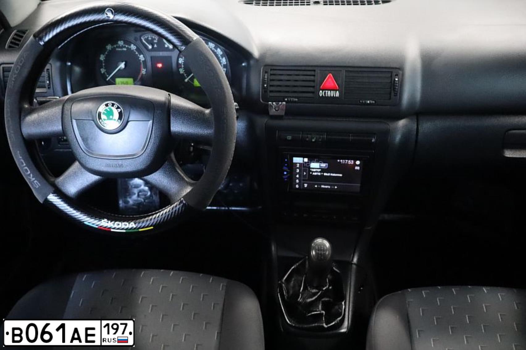 Фото автомобиля SKODA OCTAVIA, 2010 — госномер Н442УК33. Цвет: СЕРЫЙ