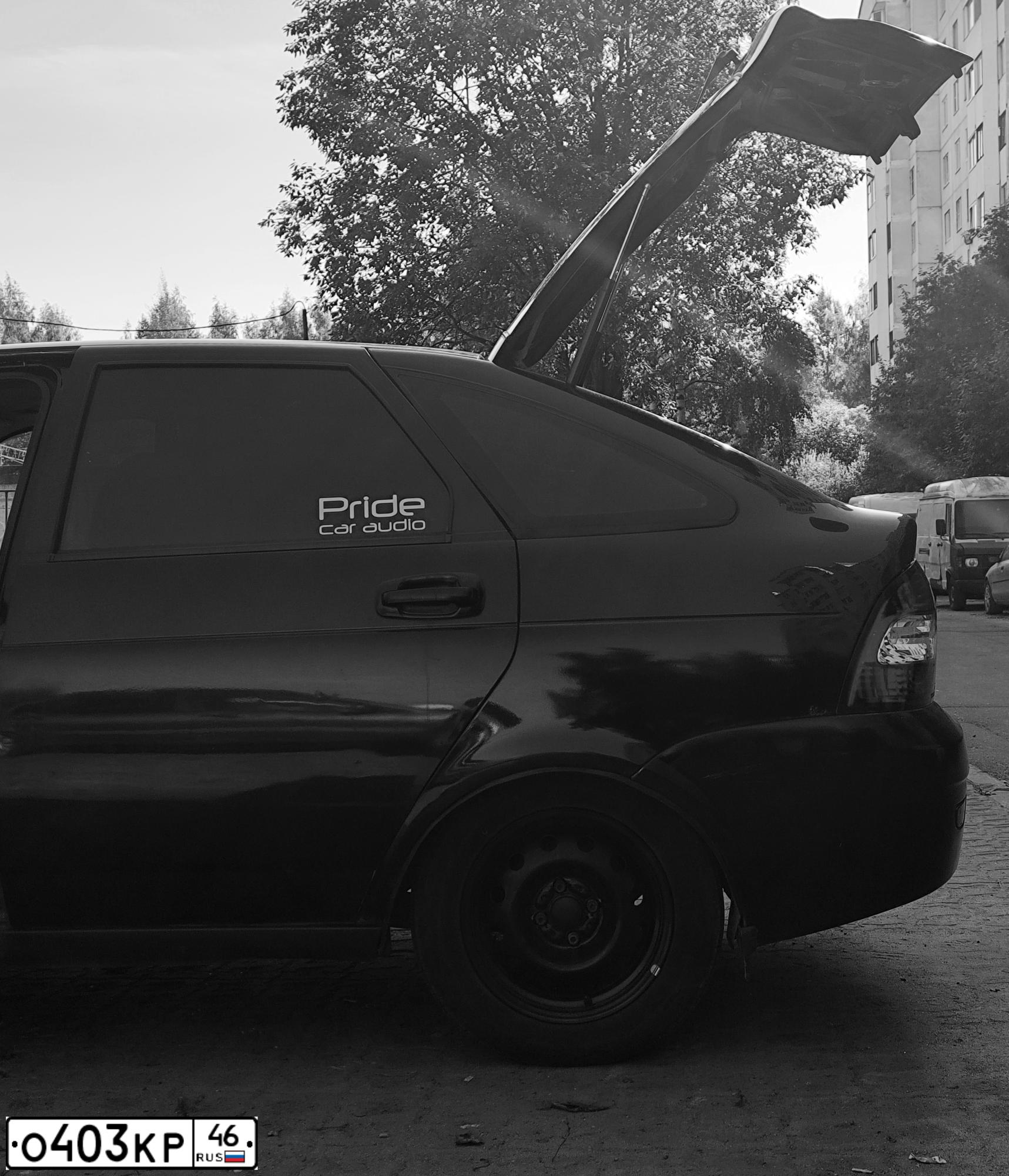 Фото автомобиля LADA 217230 LADA PRIORA, 2009 — госномер Е547НН147. Цвет: Сине-Черный