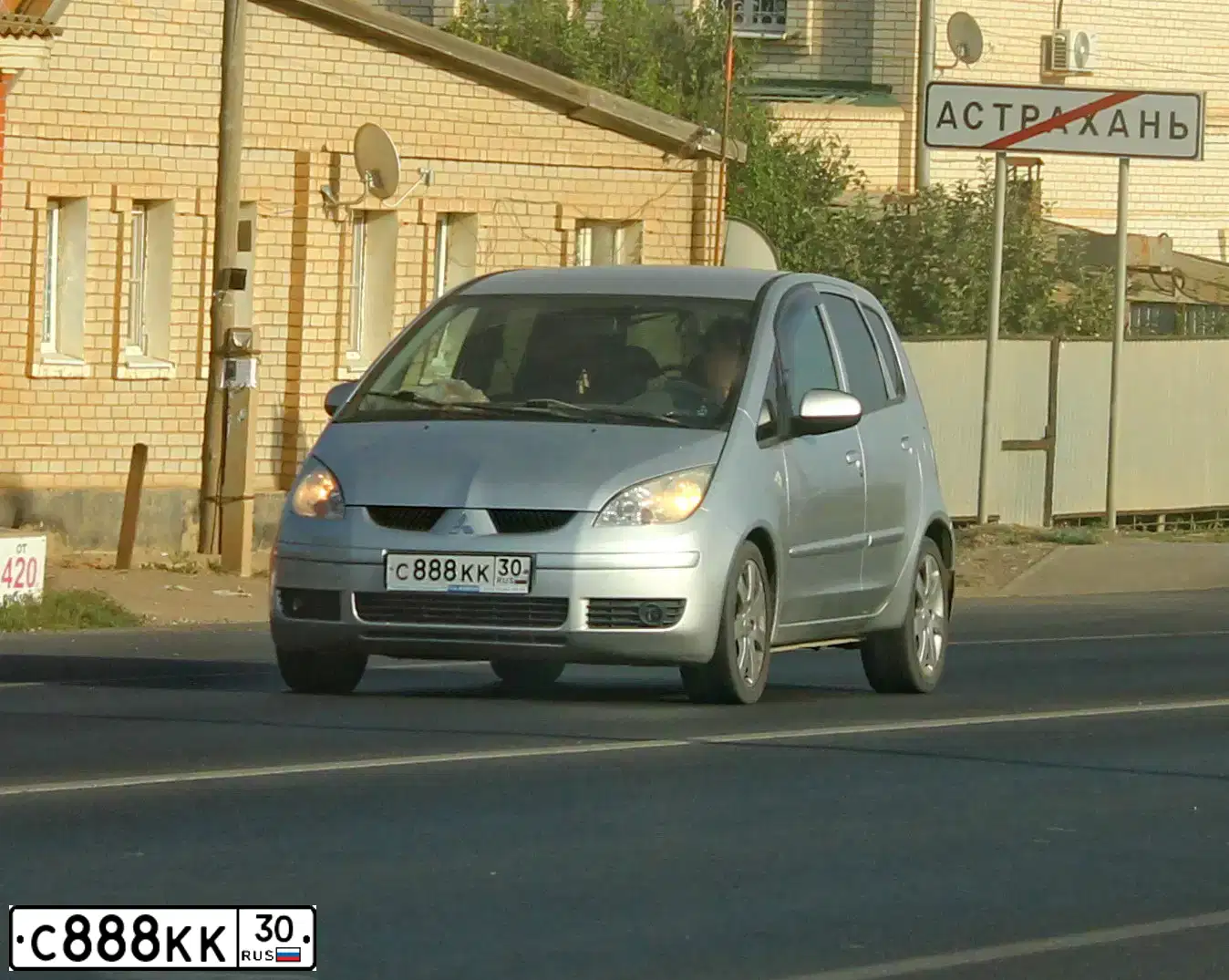 Фото автомобиля MITSUBISHI COLT, 2007 — госномер С888КК30. Цвет: СЕРЕБРИСТЫЙ