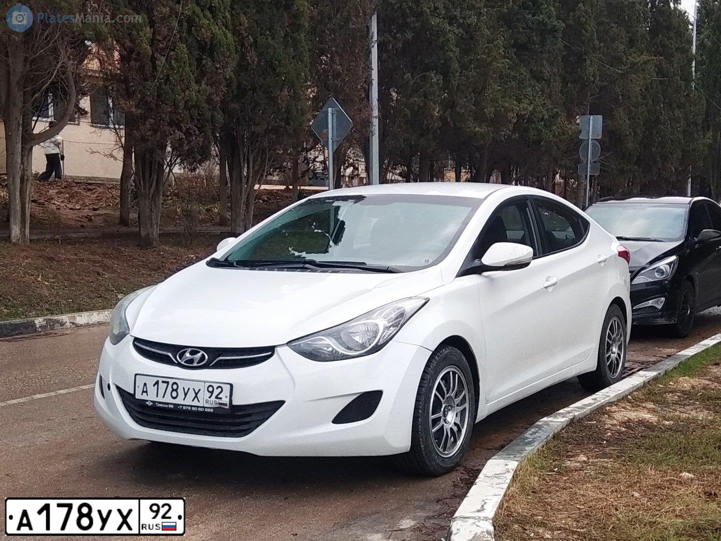 Фото автомобиля HYUNDAI AVANTE, 2011 — госномер Е250ХУ86. Цвет: Белый