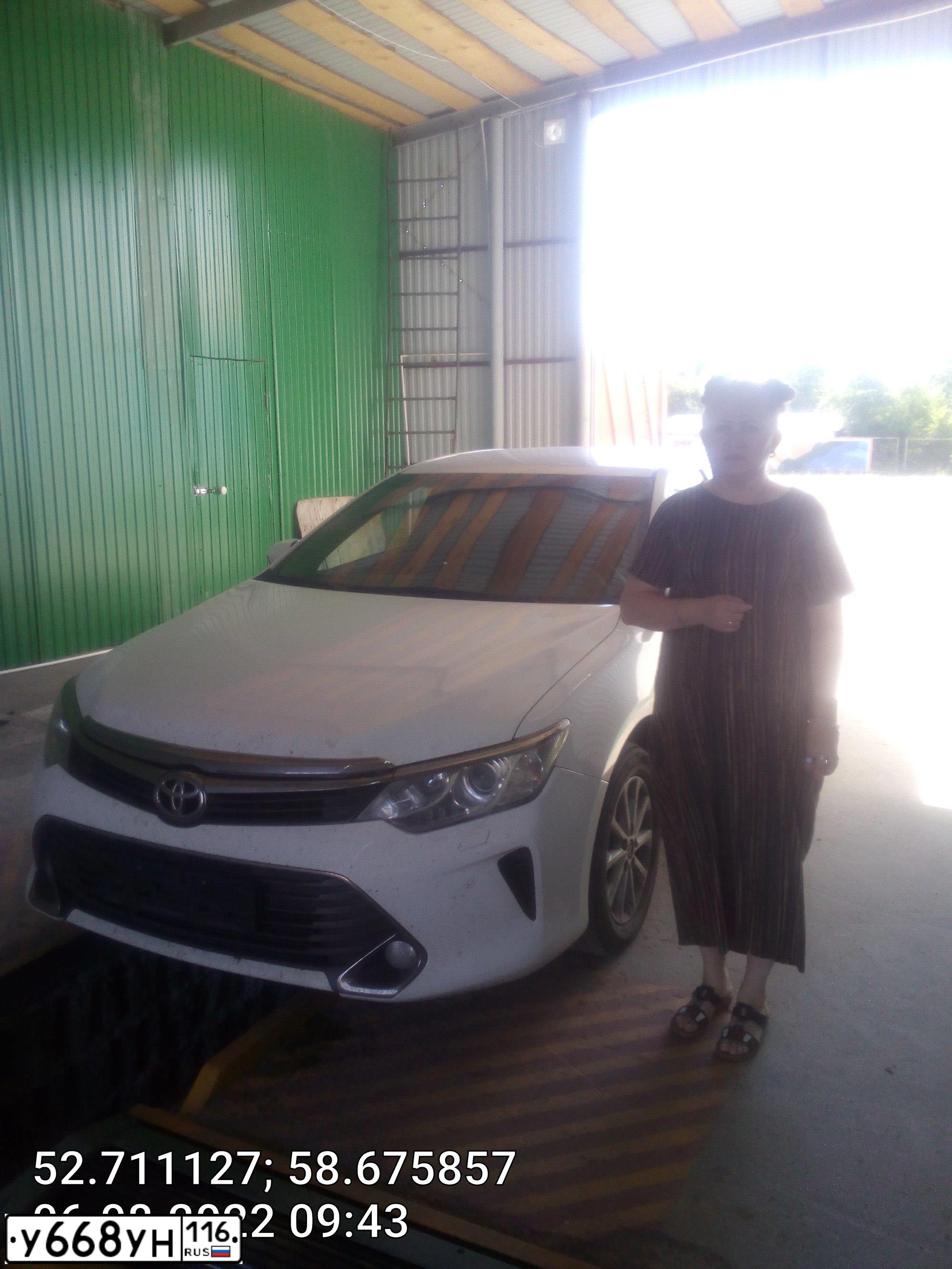 Фото автомобиля TOYOTA CAMRY, 2015 — госномер В448УВ702. Цвет: Белый