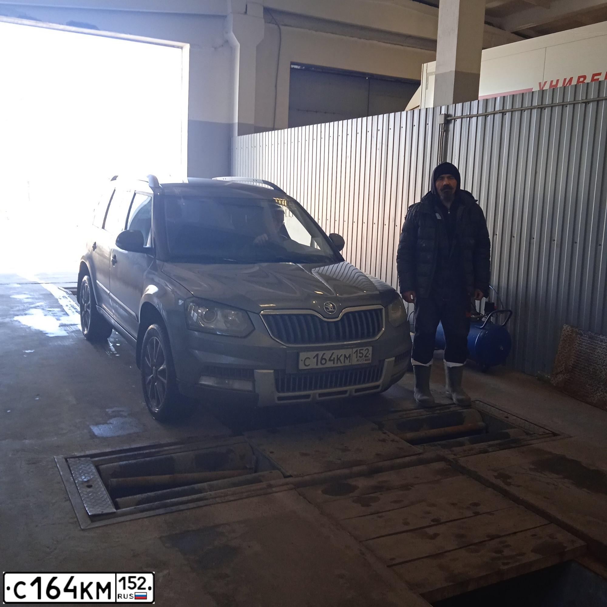 Фото автомобиля SKODA YETI, 2017 — госномер С164КМ152. Цвет: ТЕМНО-СЕРЫЙ