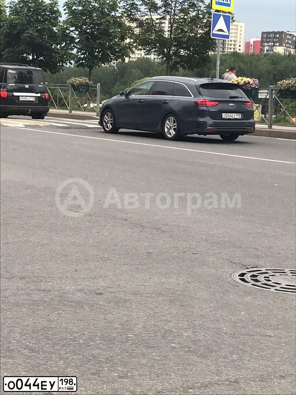 Фото автомобиля KIA CEE'D, 2020 — госномер О044ЕУ198. Цвет: ТЕМНО-СИНИЙ