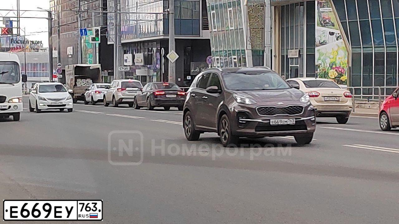 Фото автомобиля RENAULT DUSTER, 2013 — госномер Е669УЕ763. Цвет: Темно-синий