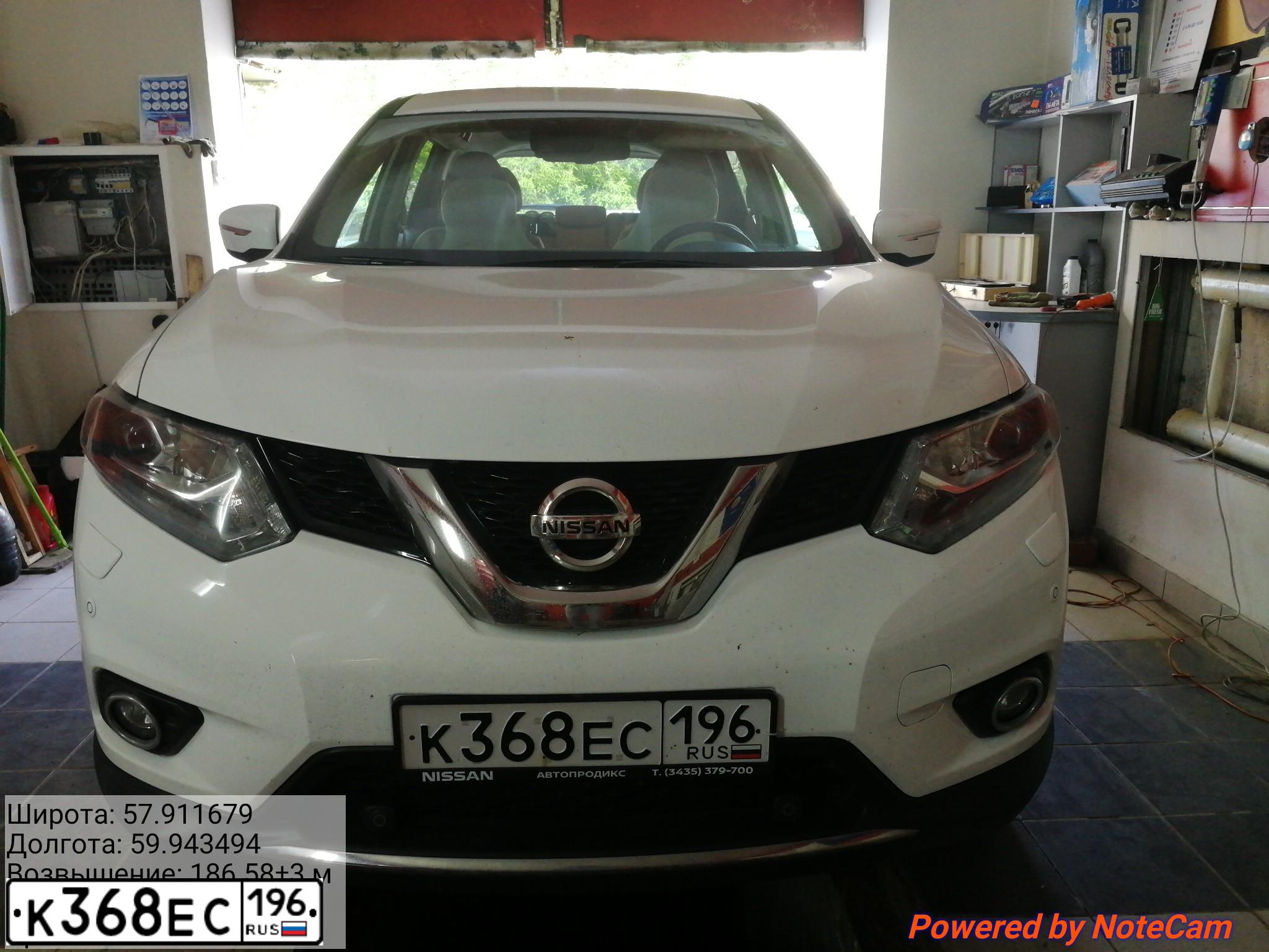 Фото автомобиля NISSAN X-TRAIL, 2017 — госномер Р364ОУ196. Цвет: Белый