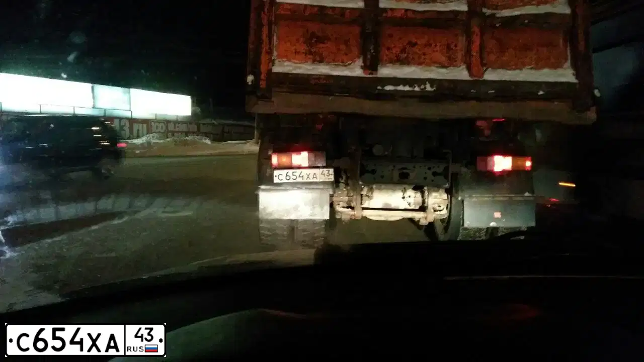 Фото автомобиля MAZ 5516 /6X4/, 2012 — госномер А001ОО43. Цвет: БЕЛЫЙ