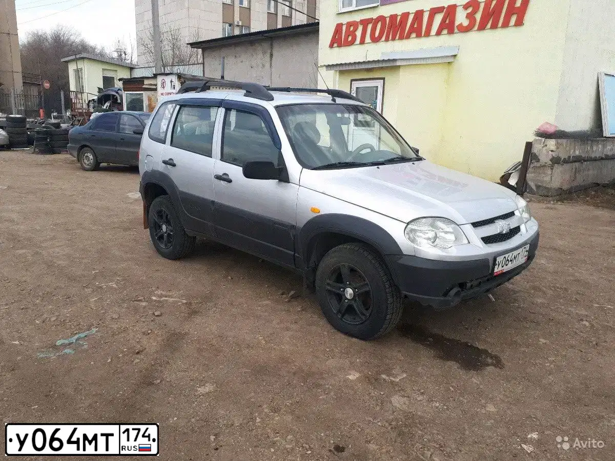 Фото автомобиля CHEVROLET NIVA, 2010 — госномер М100КА774. Цвет: СВЕТЛО СЕРЕБРИСТЫЙ МЕТАЛЛ
