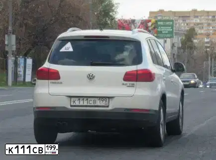 Фото автомобиля VOLKSWAGEN POLO, 2018 — госномер К111СВ199. Цвет: ЖЕЛТЫЙ