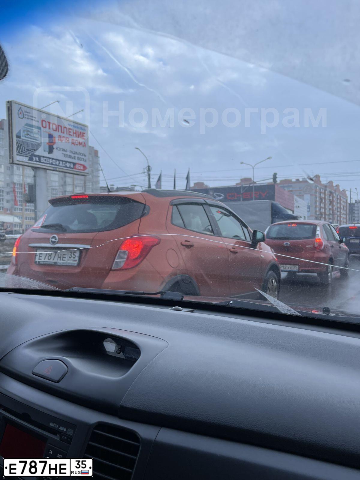 Фото автомобиля OPEL MOKKA, 2014 — госномер Е787НЕ35. Цвет: ОРАНЖЕВЫЙ