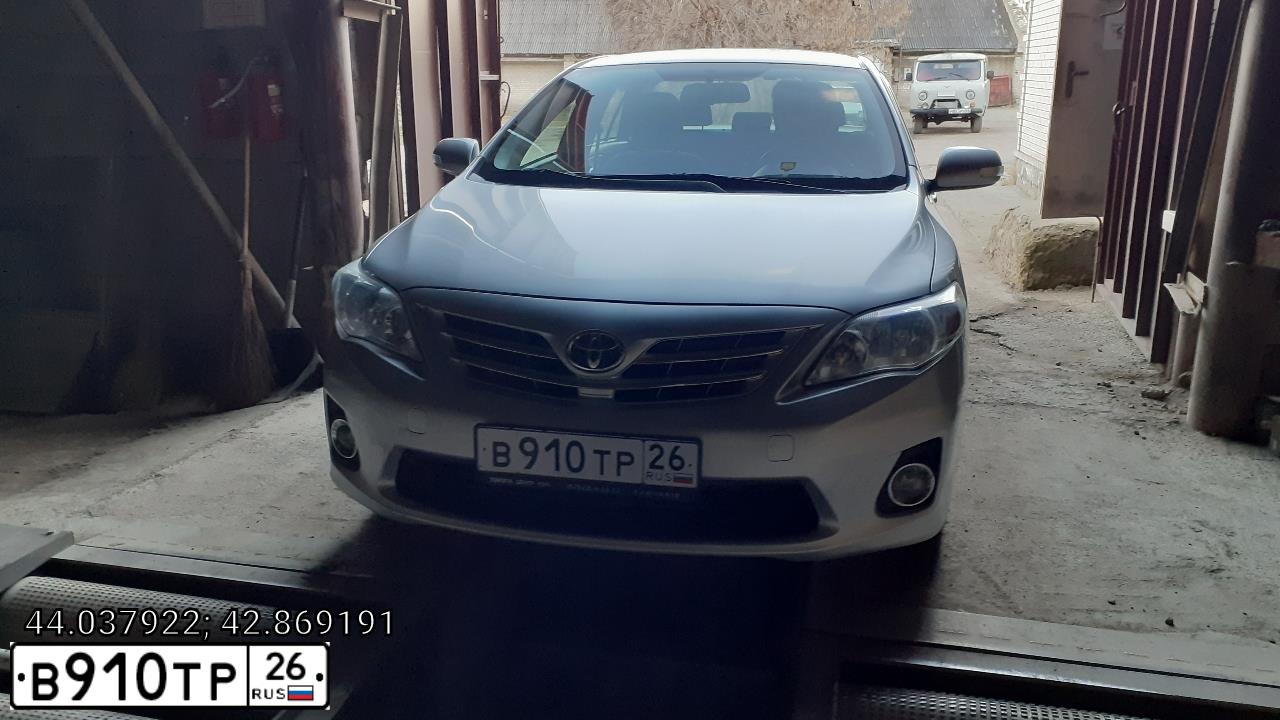 Фото автомобиля TOYOTA COROLLA, 2011 — госномер В910ТР26. Цвет: СЕРЕБРИСТЫЙ