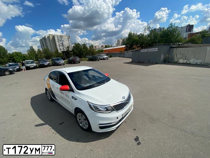 Фото автомобиля KIA RIO, 2016 — госномер К015МТ763. Цвет: Белый
