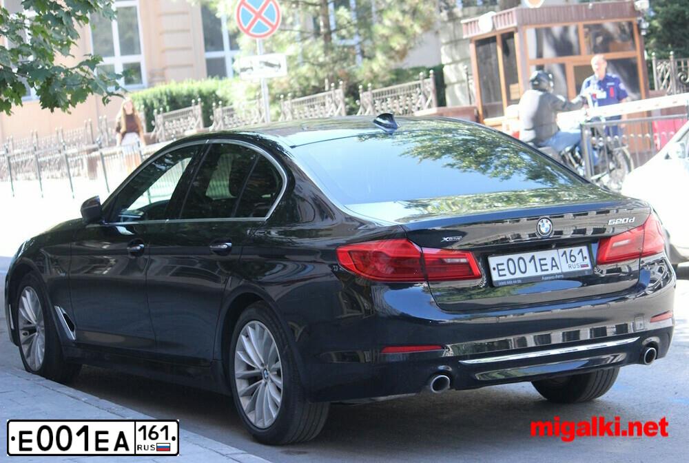 Фото автомобиля BMW SERIE 5, 2017 — госномер Е001ЕА161. Цвет: ЧЕРНЫЙ