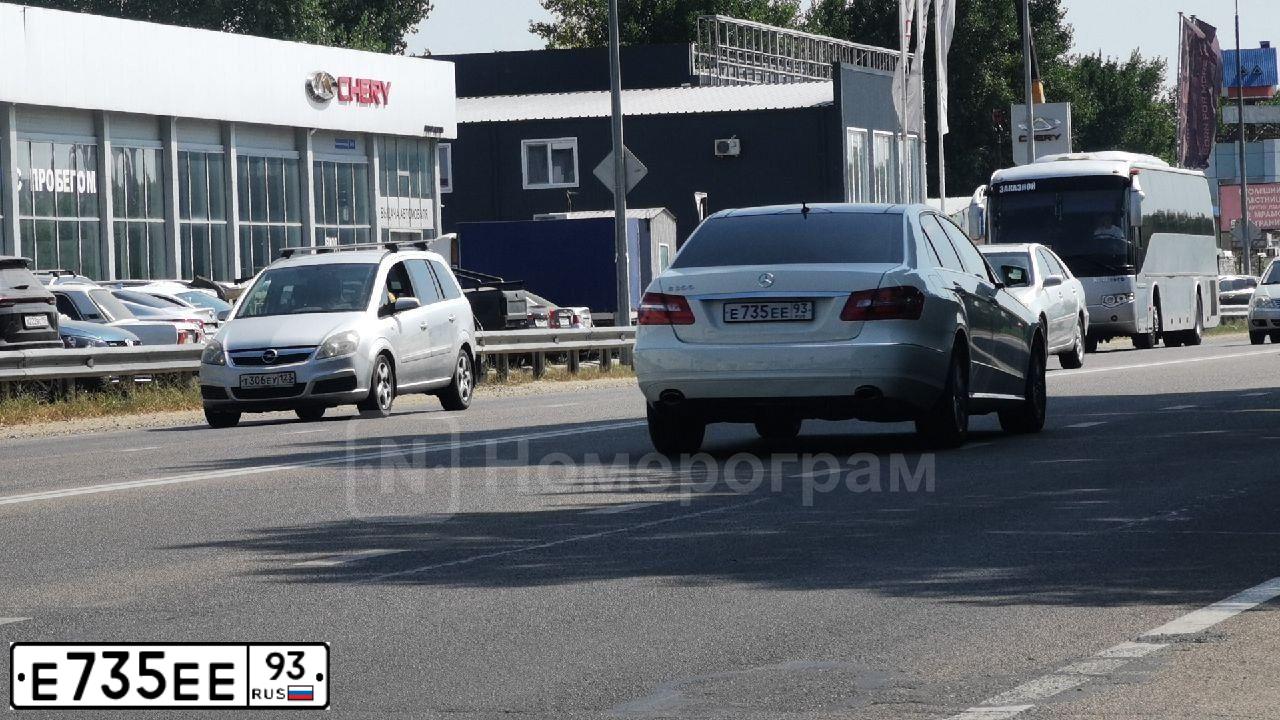 Фото автомобиля MERCEDES E-KLASSE, 2010 — госномер Е735ЕЕ93. Цвет: БЕЛЫЙ