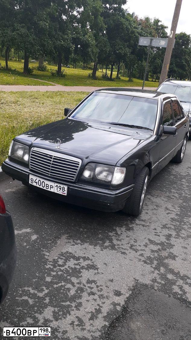 Фото автомобиля MERCEDES E-KLASSE, 1993 — госномер Р500УУ78. Цвет: ЧЕРНЫЙ