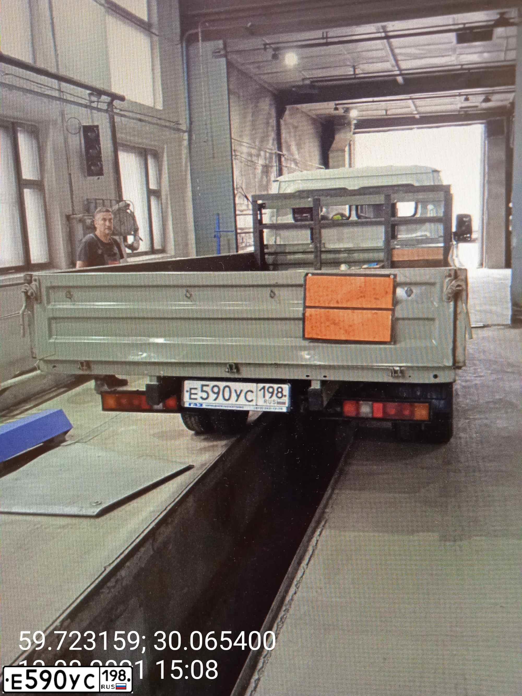 Фото автомобиля GAZ 3302 GAZEL, 2020 — госномер Е590УС198. Цвет: Белый