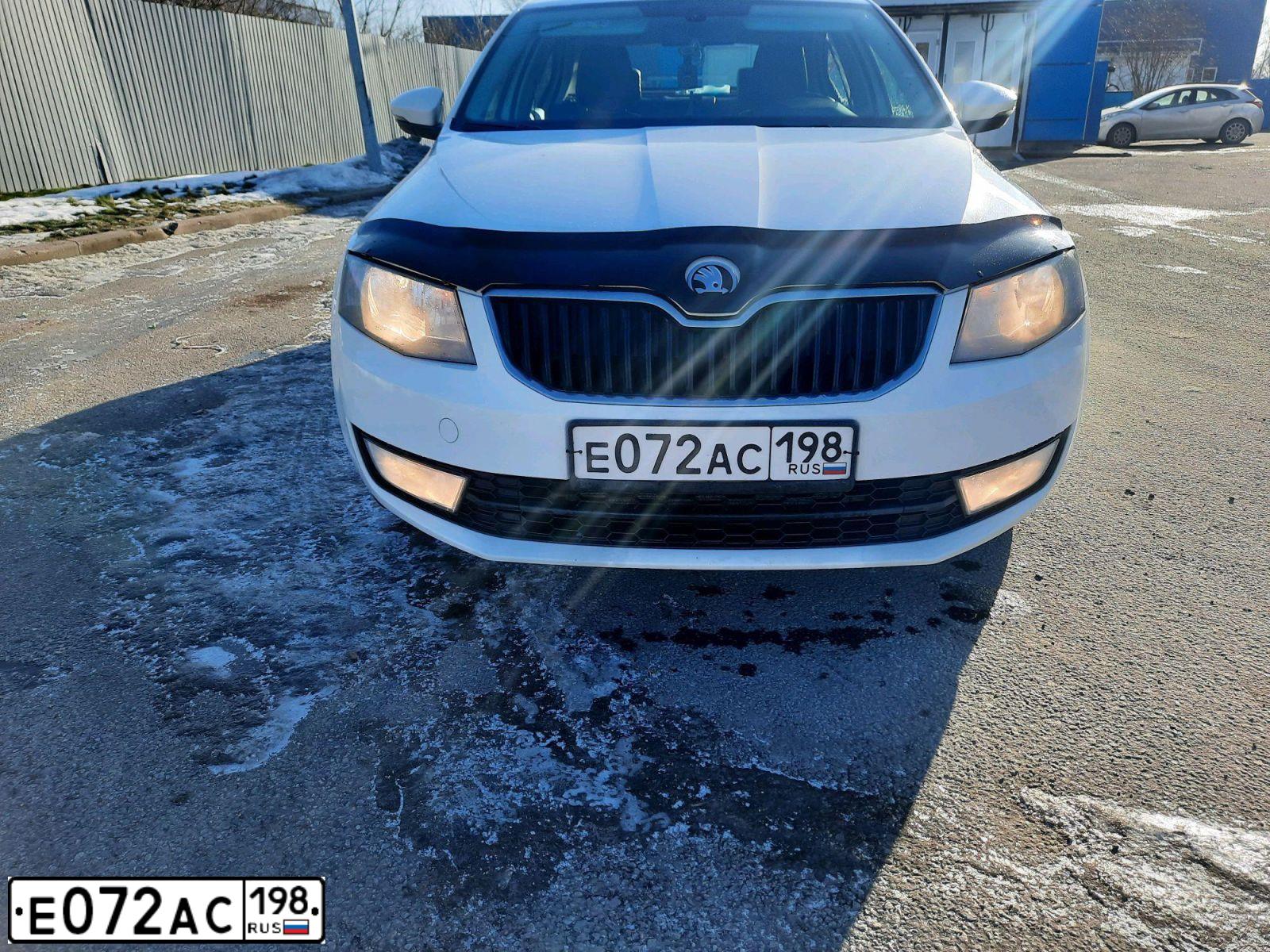 Фото автомобиля SKODA OCTAVIA, 2015 — госномер Е072СА198. Цвет: БЕЛЫЙ