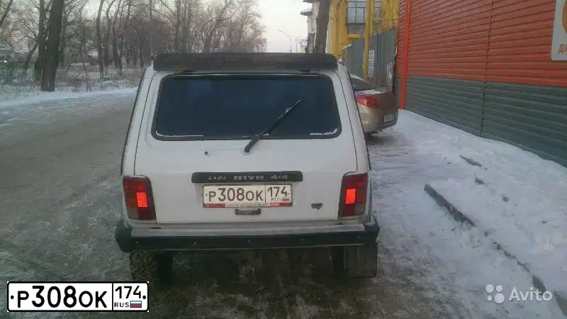 Фото автомобиля LADA 2121 NIVA, 2002 — госномер Р308ОК174. Цвет: ЯРКО-БЕЛЫЙ