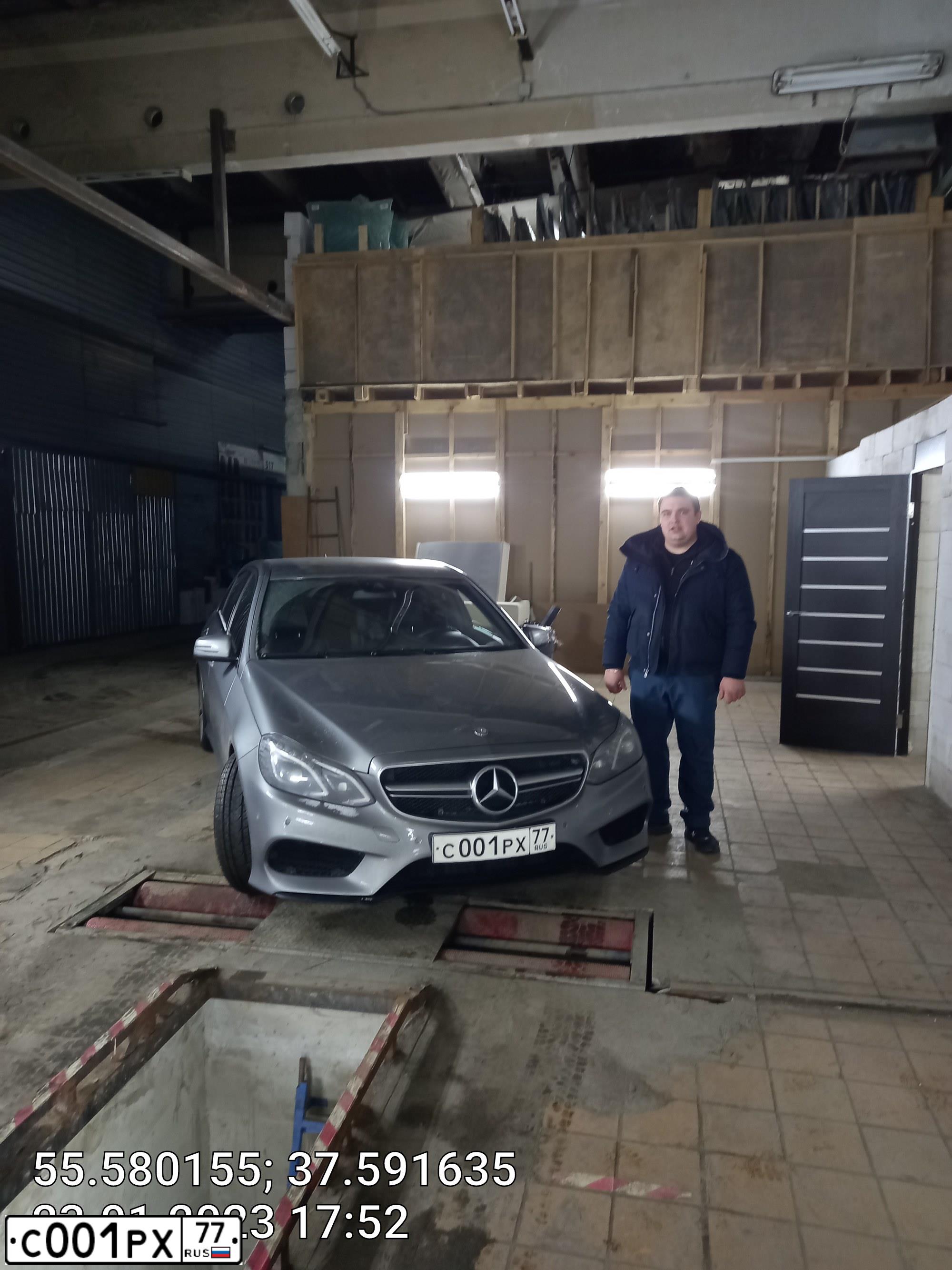 Фото автомобиля MERCEDES E-KLASSE, 1990 — госномер С001РХ77. Цвет: БЕЛЫЙ