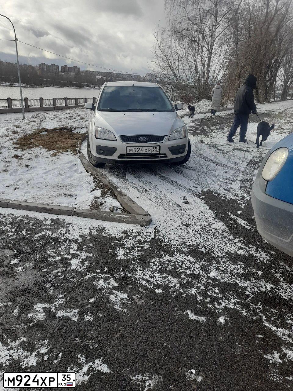 Фото автомобиля FORD FOCUS, 2005 — госномер В222УР35. Цвет: Серебристый