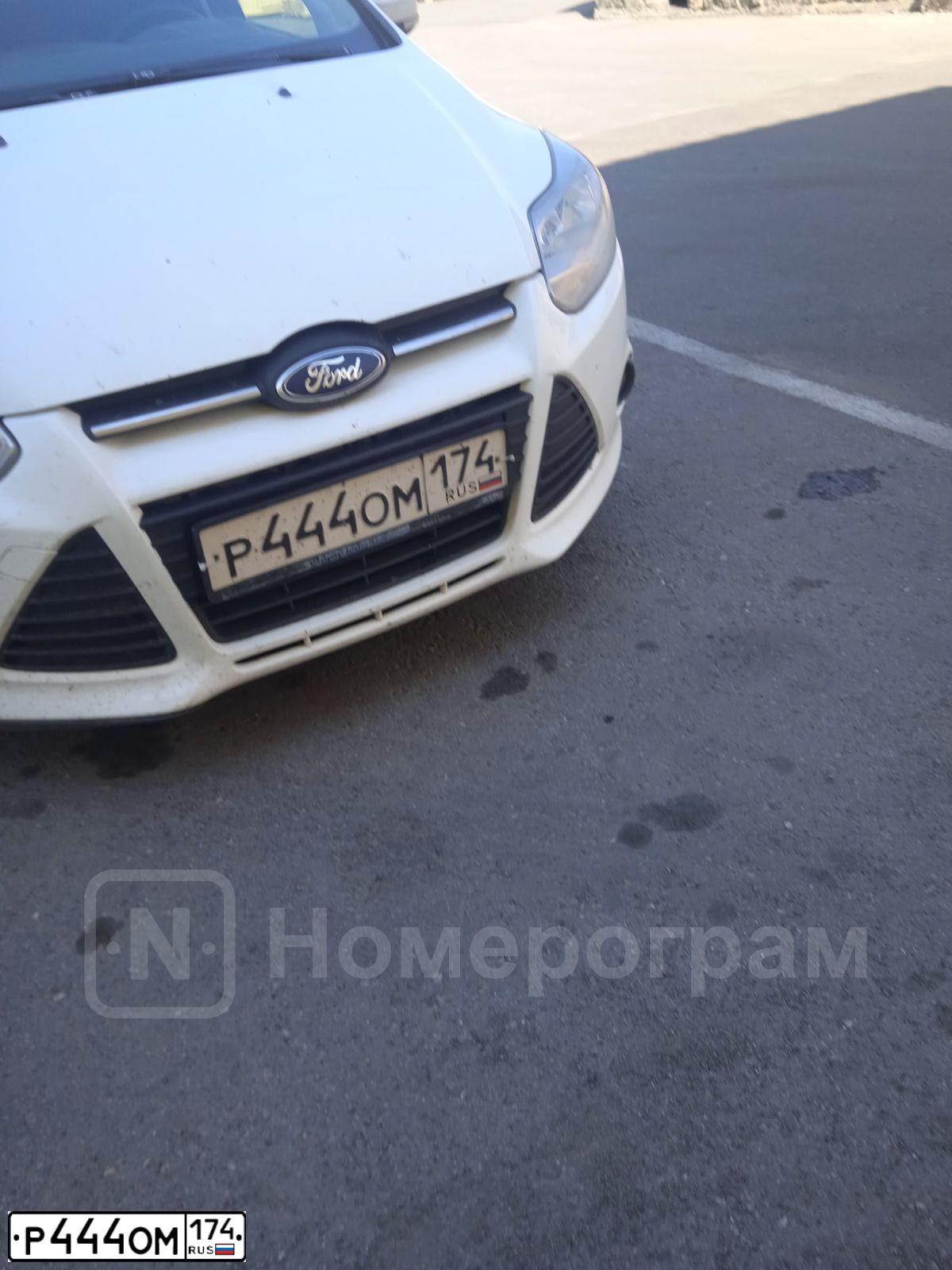 Фото автомобиля FORD FOCUS, 2013 — госномер Р444ОМ174. Цвет: Белый