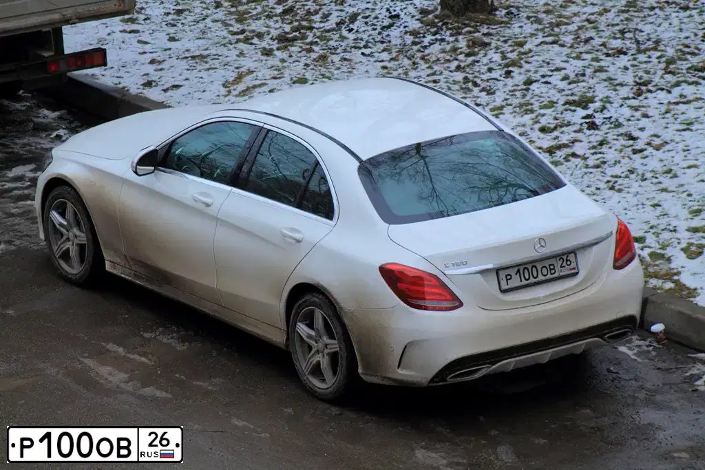 Фото автомобиля MERCEDES C-KLASSE, 2014 — госномер Р100ОВ26. Цвет: БЕЛЫЙ