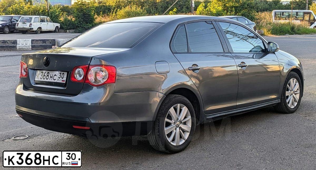 Фото автомобиля VOLKSWAGEN JETTA, 2010 — госномер К368НС30. Цвет: ТЕМНО-СЕРЫЙ