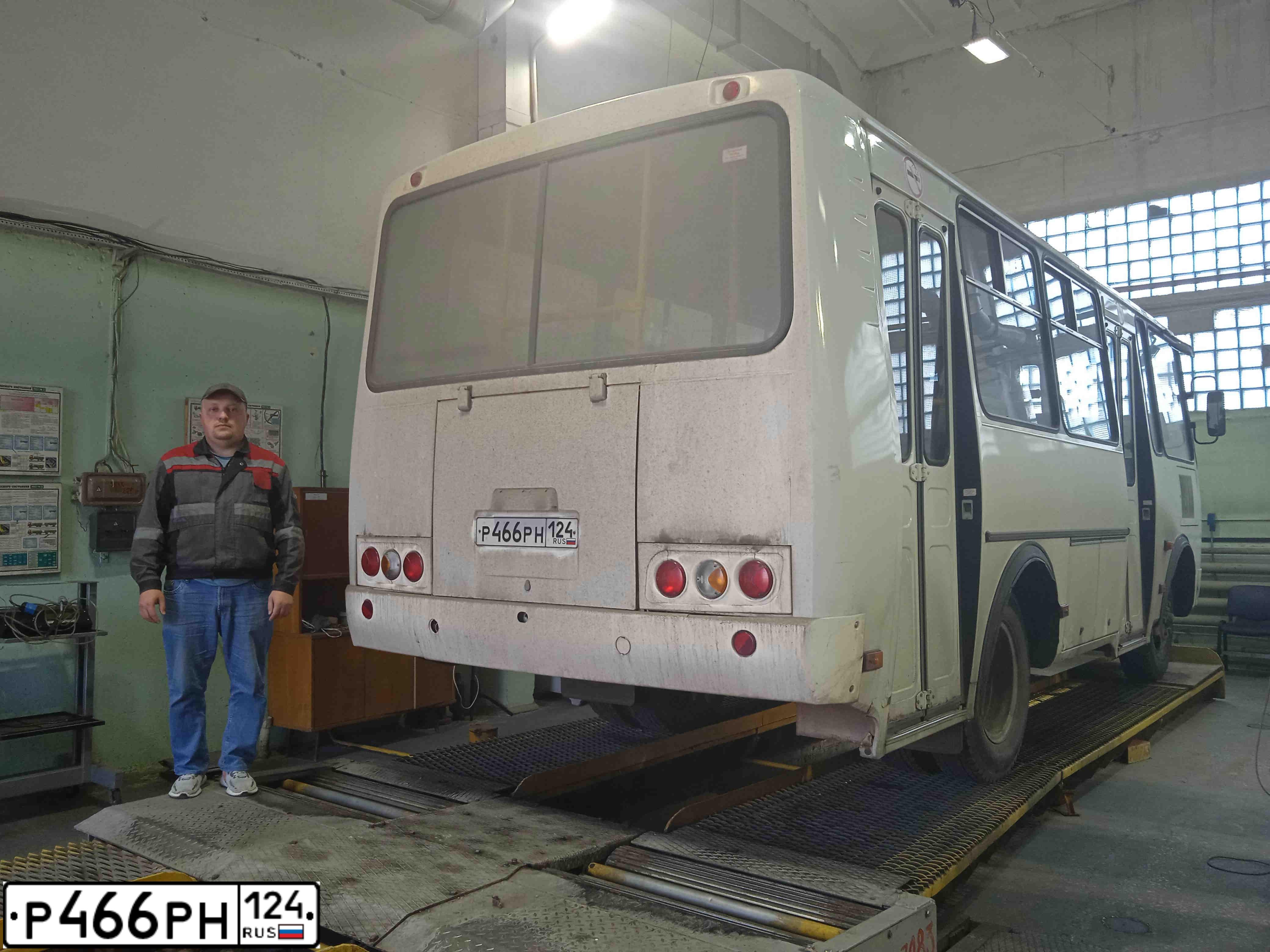 Фото автомобиля PAZ 3205, 2015 — госномер Р545НВ124. Цвет: Белый