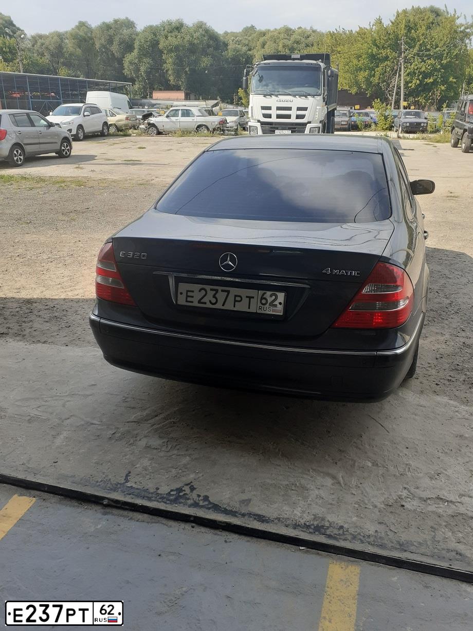 Фото автомобиля MERCEDES E-KLASSE, 2005 — госномер Е237РТ62. Цвет: Темно-синий