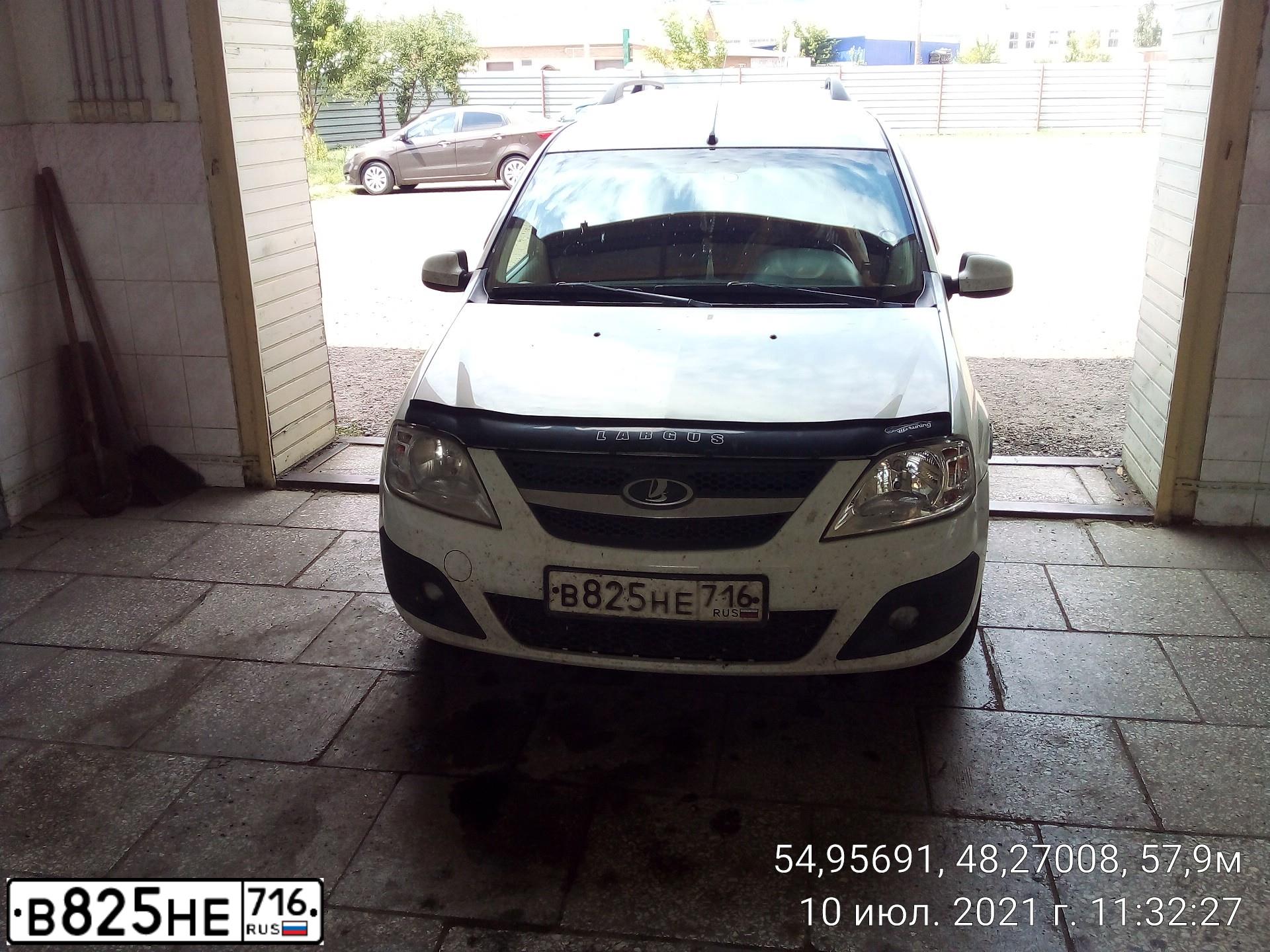 Фото автомобиля LADA LARGUS, 2015 — госномер В825НЕ716. Цвет: Белый