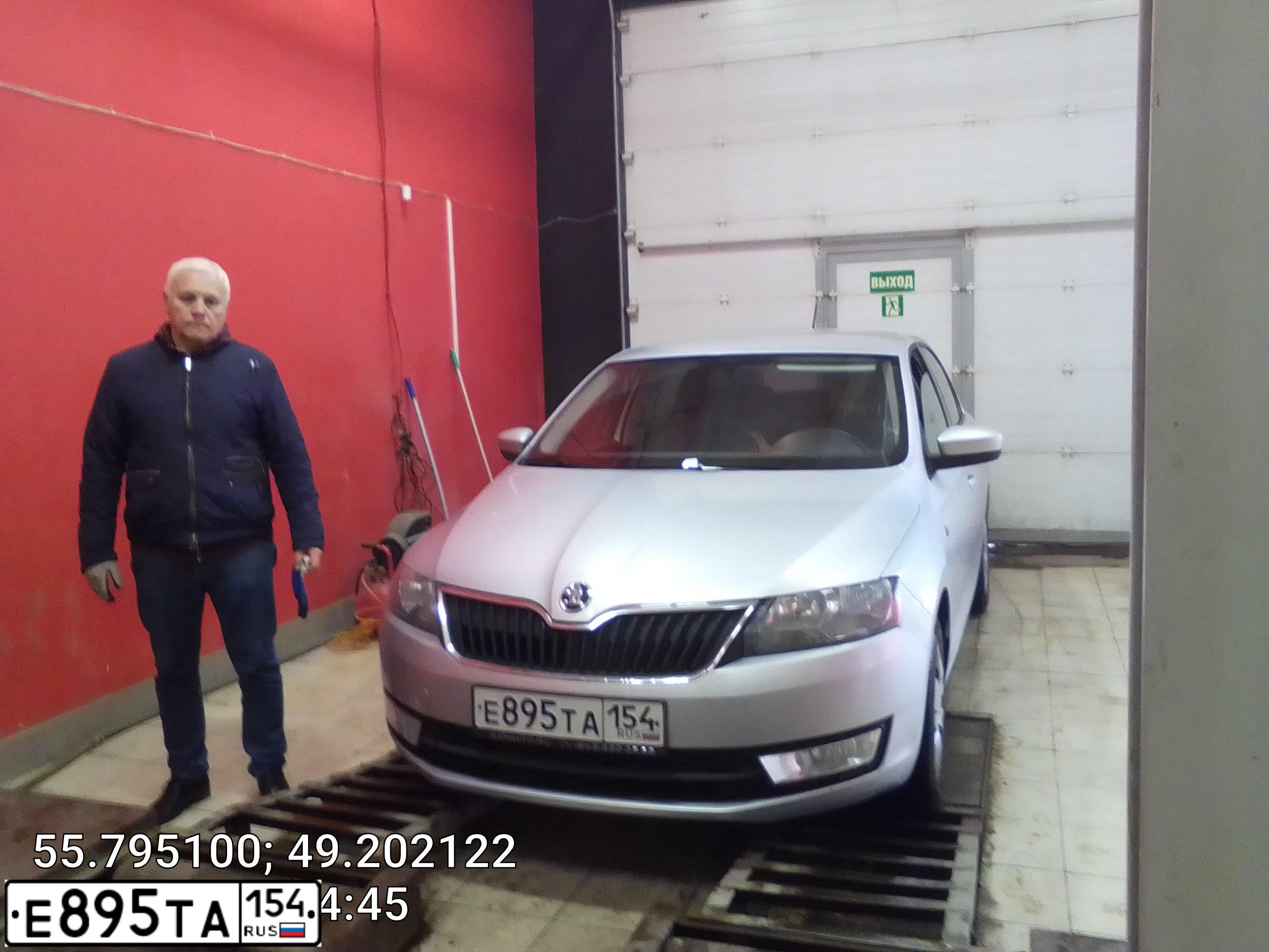 Фото автомобиля SKODA RAPID, 2017 — госномер Е895ТА154. Цвет: Серебристый