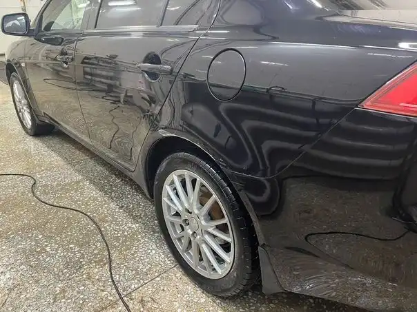 Фото автомобиля MITSUBISHI LANCER, 2008 — госномер Е959МЕ702. Цвет: ЧЕРНЫЙ