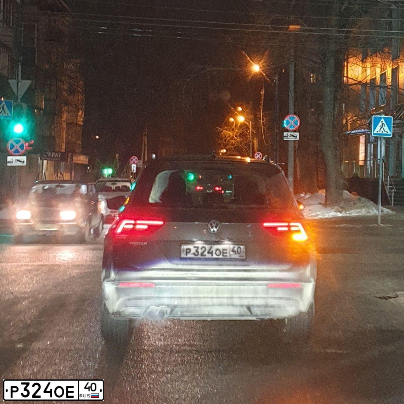 Фото автомобиля VOLKSWAGEN TIGUAN, 2020 — госномер Р324ОЕ40. Цвет: Коричневый