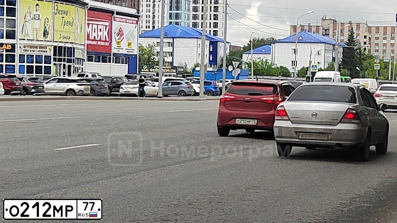 Фото автомобиля PORSCHE CAYENNE, 2003 — госномер Н905АН550. Цвет: Серебристый