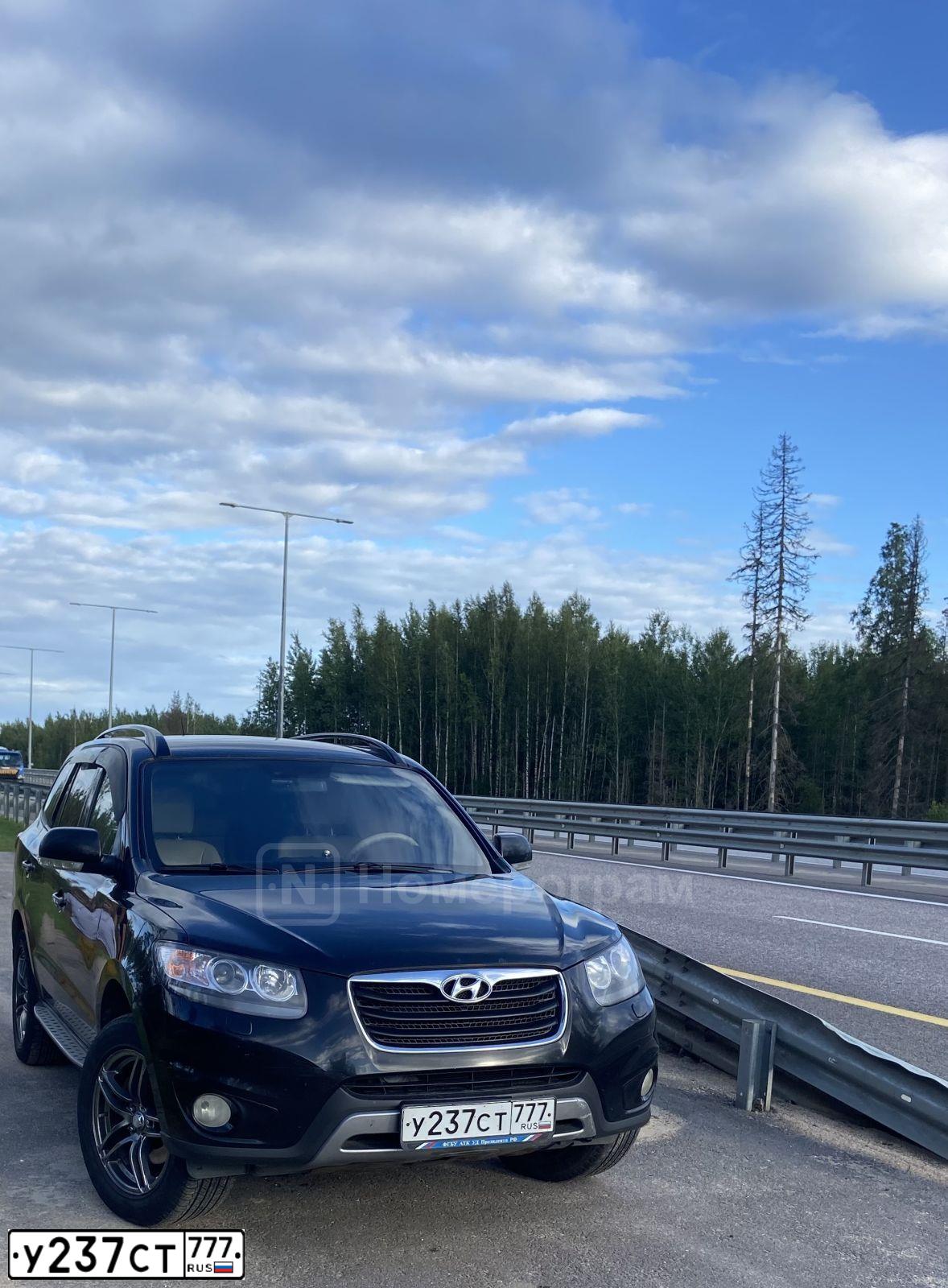 Фото автомобиля HYUNDAI SANTA FE, 2011 — госномер У237СТ777. Цвет: ЧЕРНЫЙ