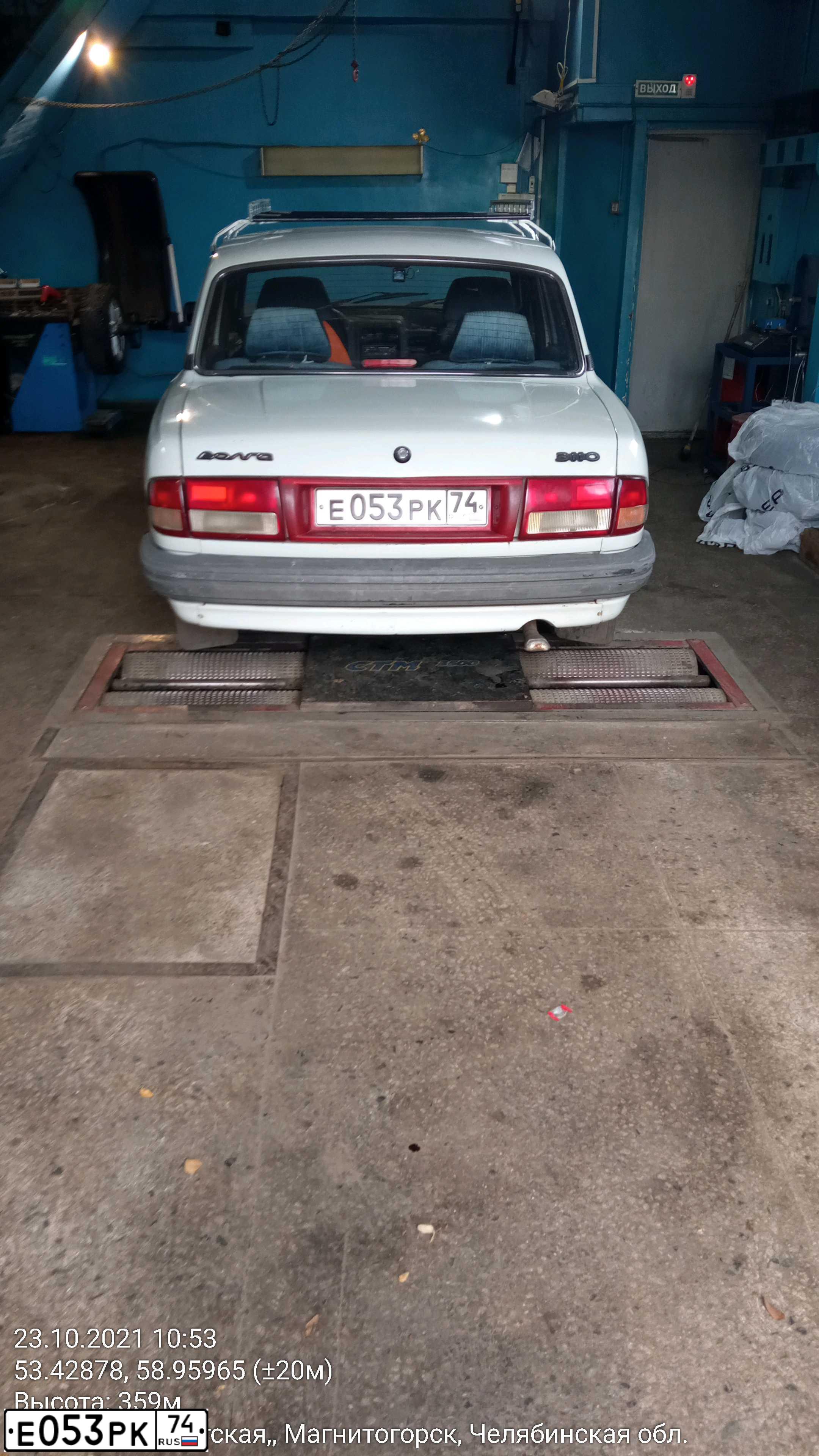 Фото автомобиля GAZ 3110 WOLGA, 1997 — госномер Е053РК74. Цвет: БЕЛЫЙ