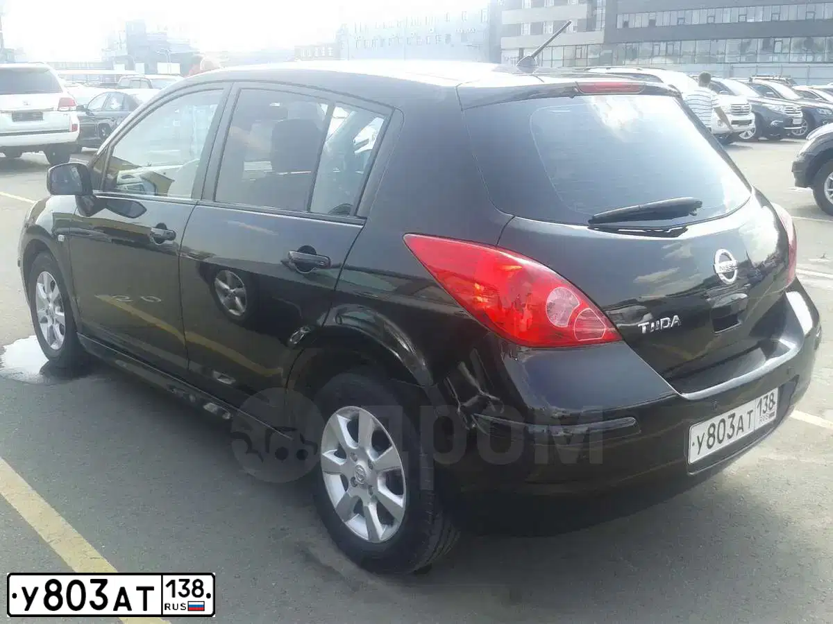 Фото автомобиля NISSAN TIIDA, 2010 — госномер У803АТ138. Цвет: Коричневый