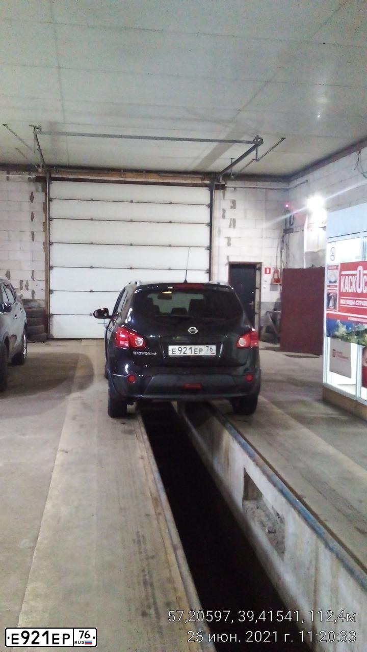 Фото автомобиля NISSAN QASHQAI, 2008 — госномер Е921ЕР76. Цвет: ЧЕРНЫЙ