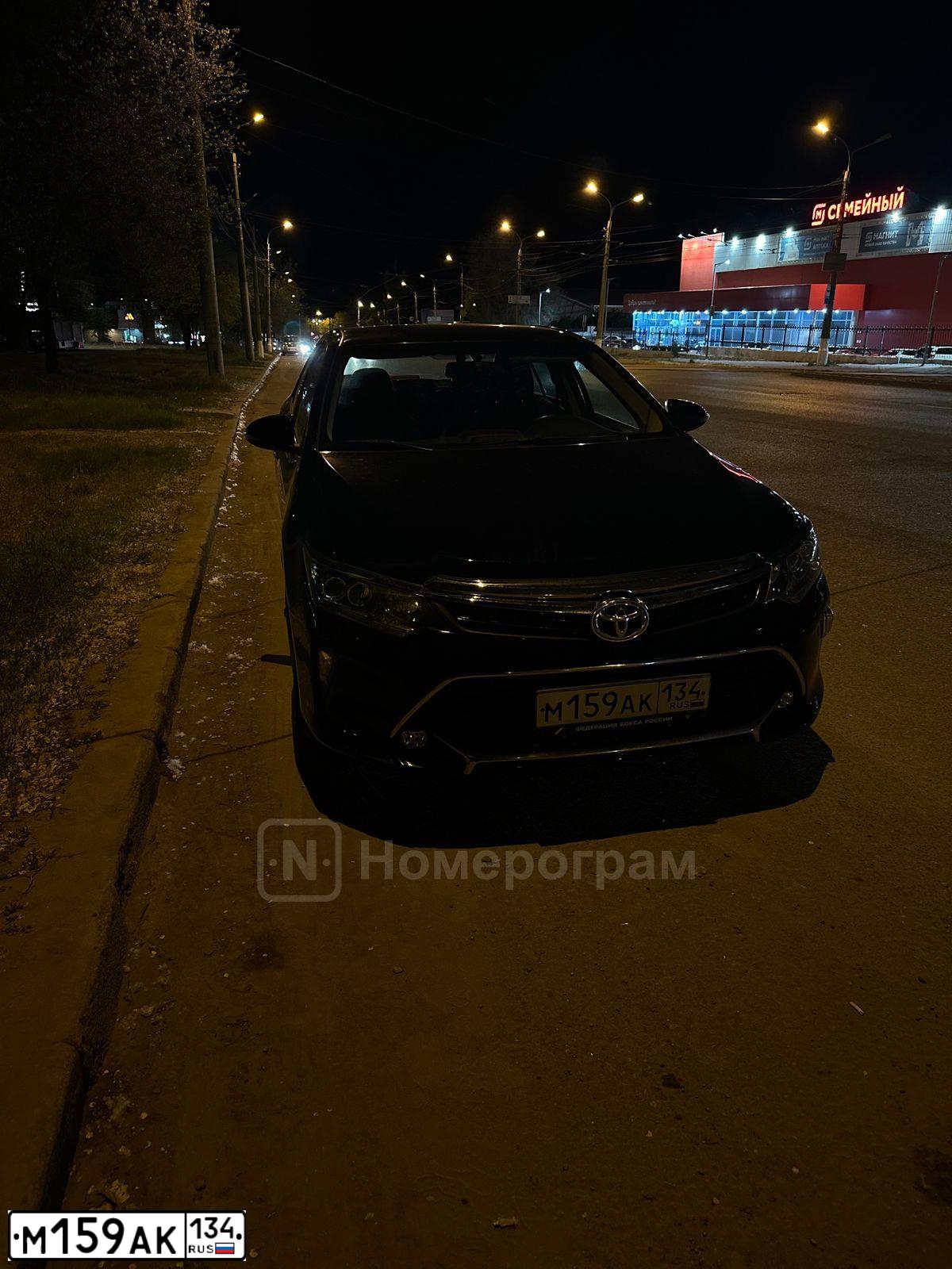 Фото автомобиля TOYOTA CAMRY, 2017 — госномер М159АК134. Цвет: ЧЕРНЫЙ МЕТАЛЛИК
