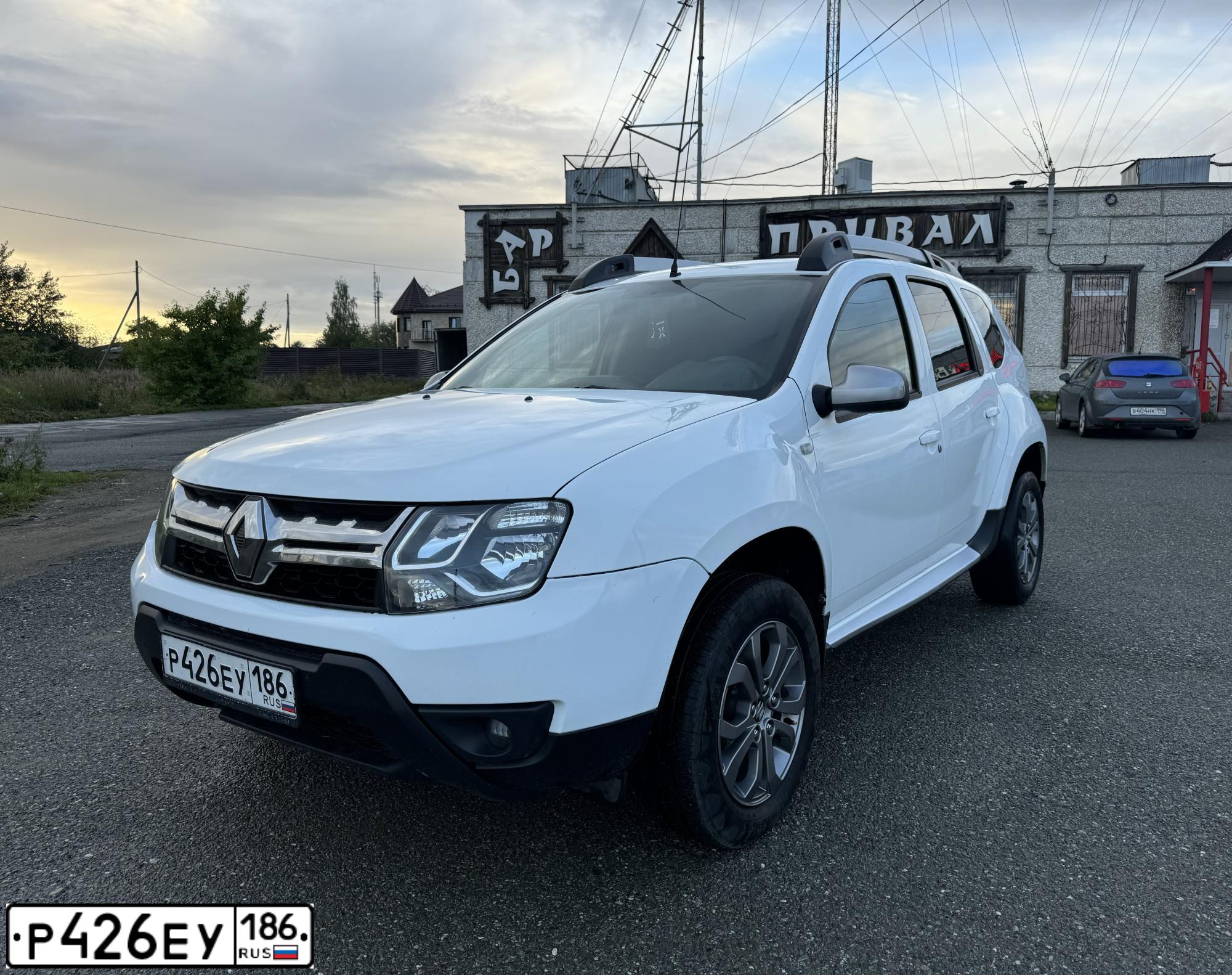 Фото автомобиля RENAULT DUSTER, 2015 — госномер Р426ЕУ186. Цвет: Белый