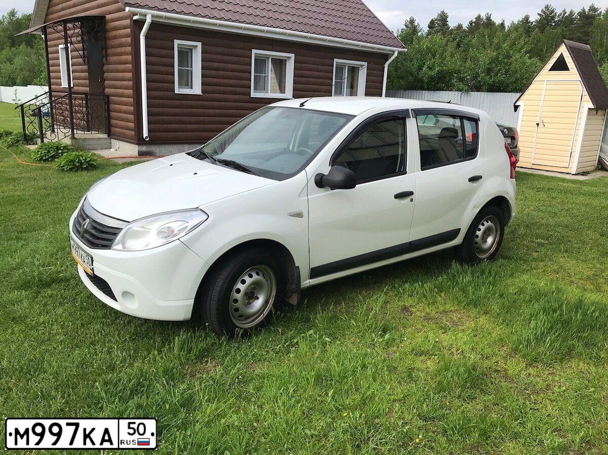 Фото автомобиля RENAULT SANDERO, 2013 — госномер М997КА50. Цвет: Белый